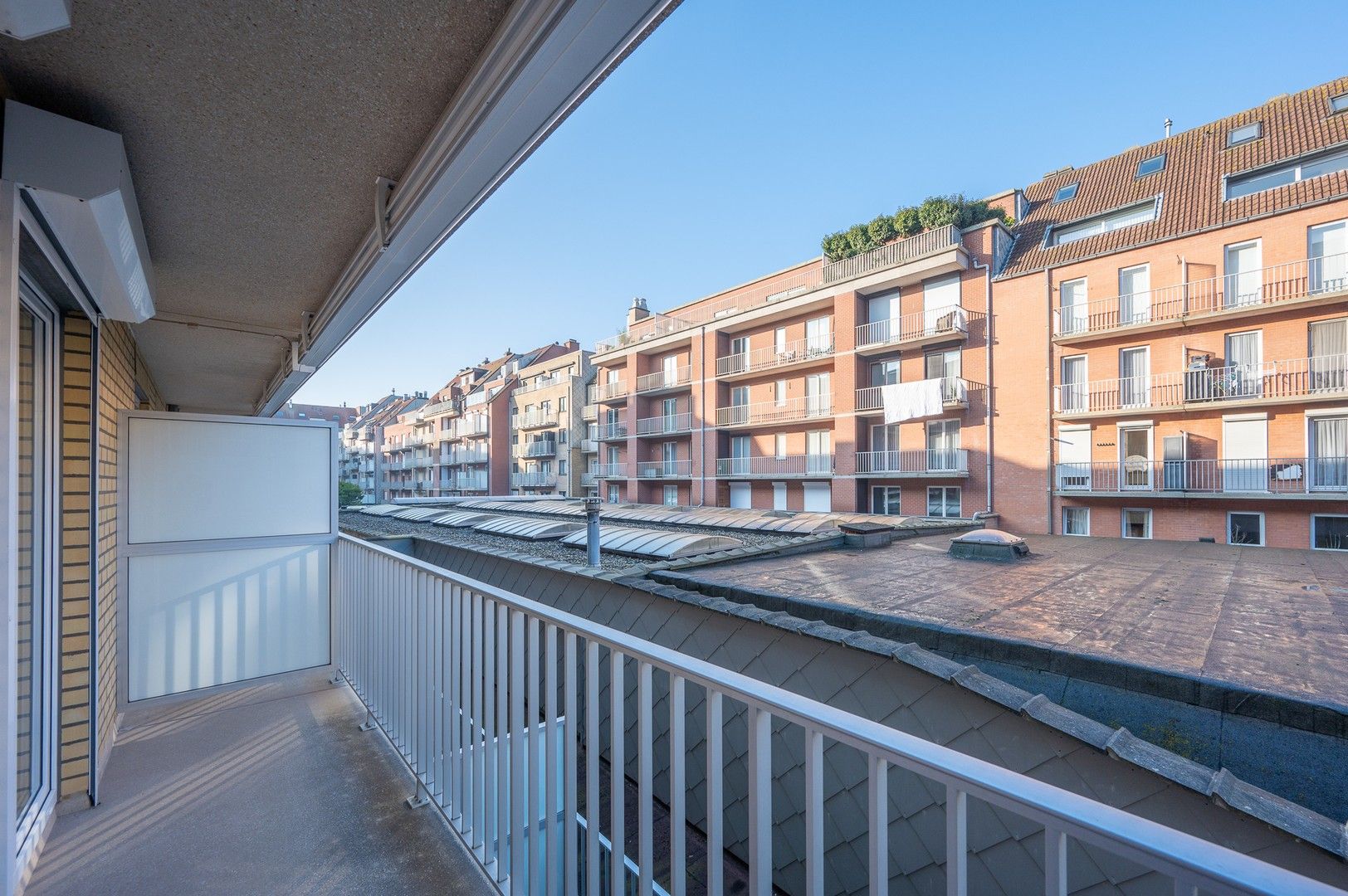 Ruim appartement met 2 slaapkamers in een recente residentie op enkele passen van de zee. foto 18