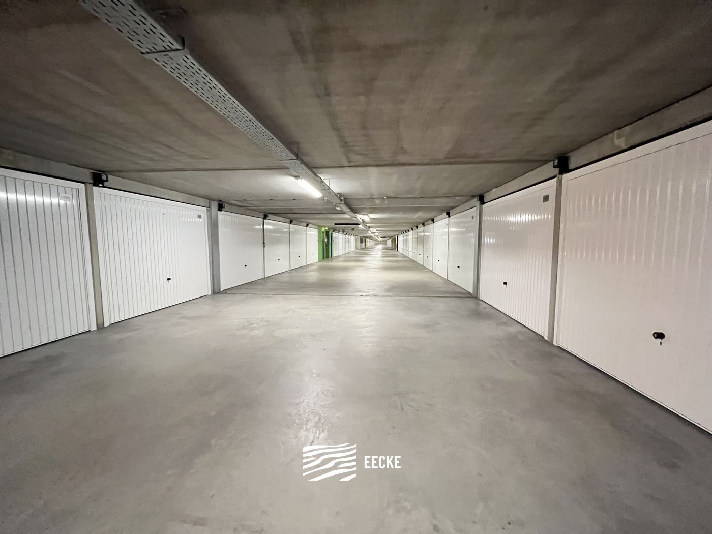 Parking/garage foto 4