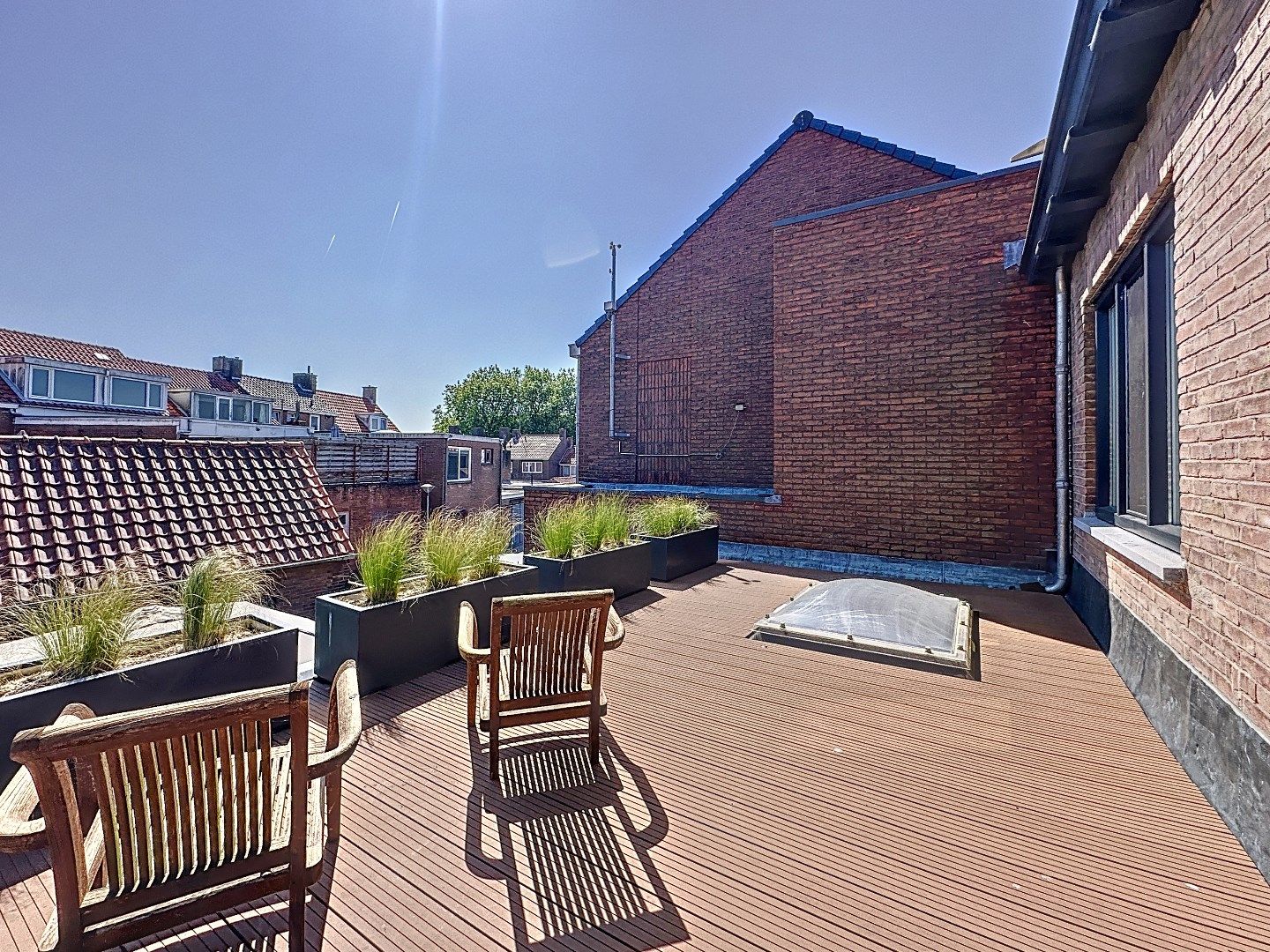 Smaakvolle en grote stadswoning met vrijstaande garage voor het hele gezin foto 36