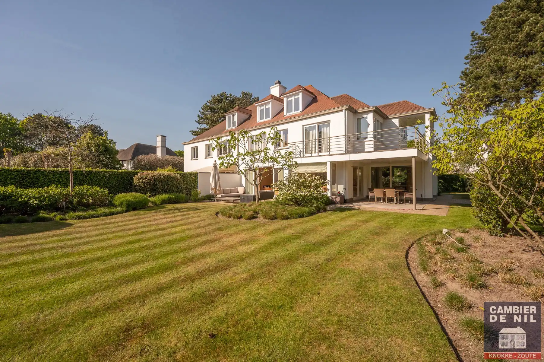 Ruime, gemeubelde koppelvilla aan de Royal Zoute Tennisclub. foto 34