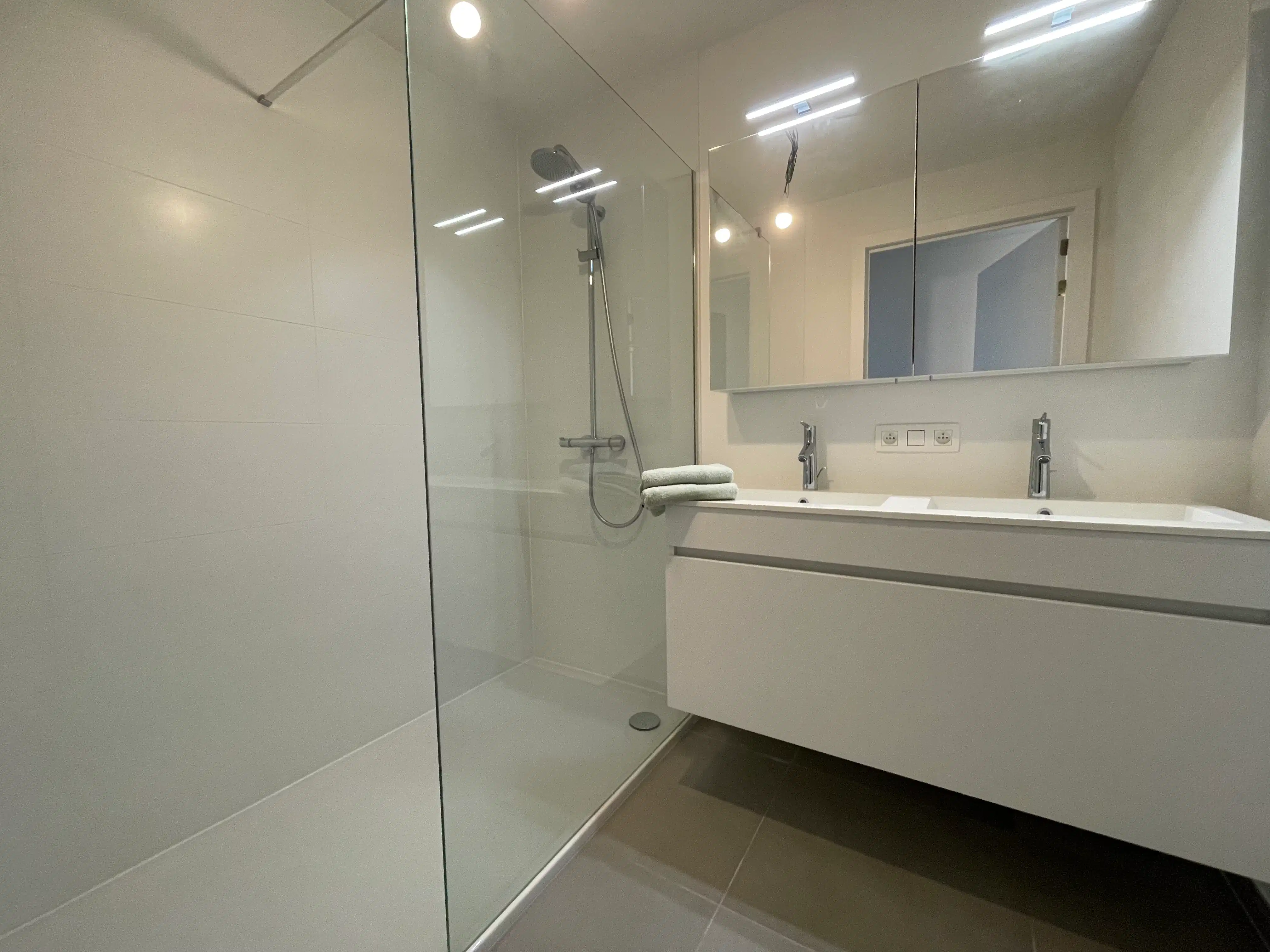 Twee-slaapkamer GELIJKVLOERS nieuwbouw hoekappartement + terras foto 14