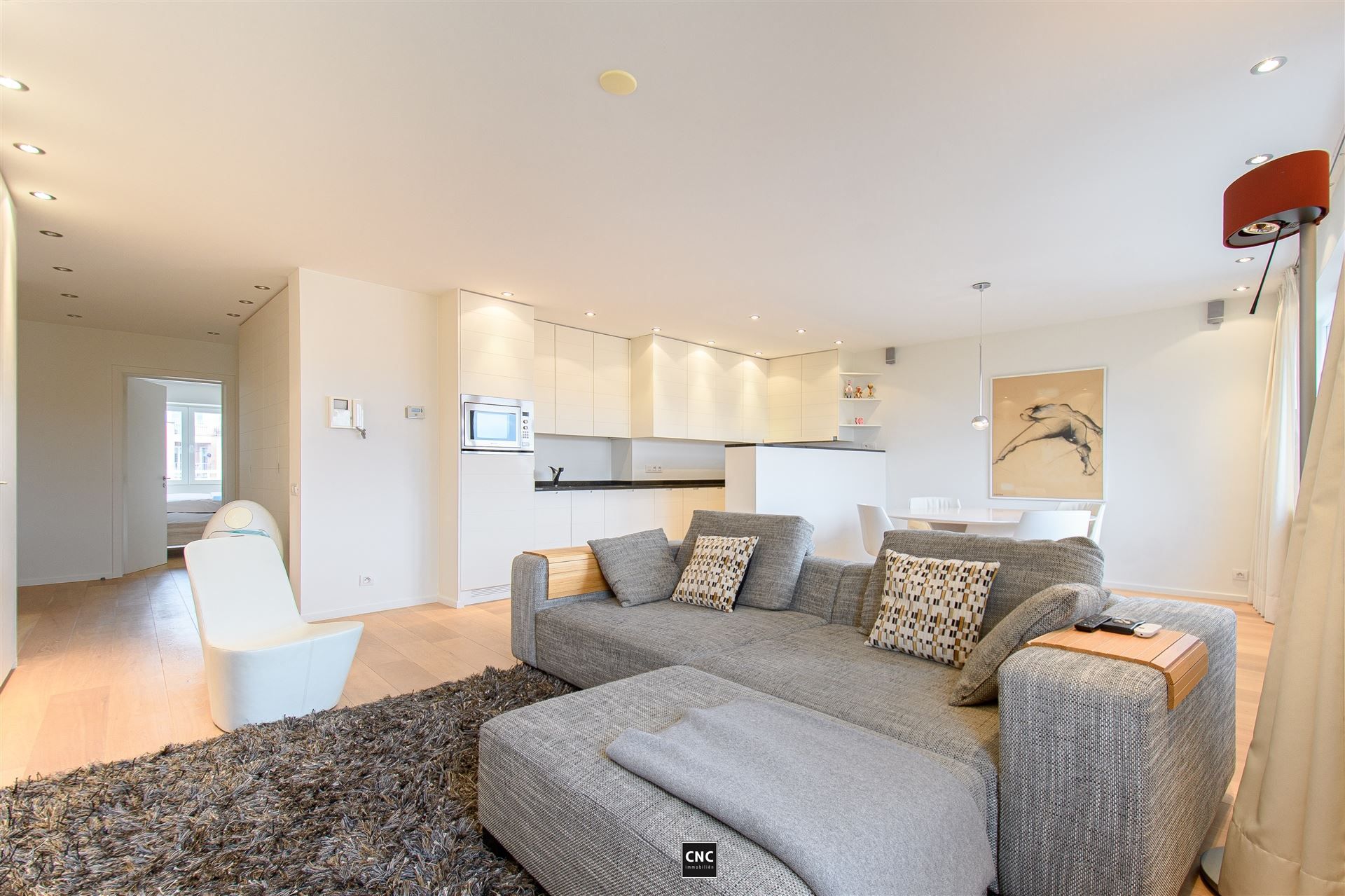 Ruim en lichtrijk appartement met zonnig terras op toplocatie in Knokke. Rustig gelegen in een karaktervolle residentie met prachtig open zicht op groen en de typische Zoute-villaatjes. foto 8