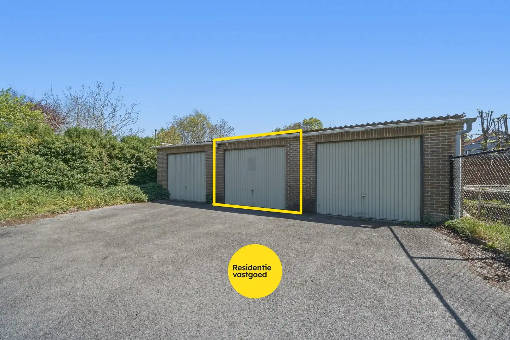 Garagebox in centrum Oudenburg foto {{pictureIndex}}