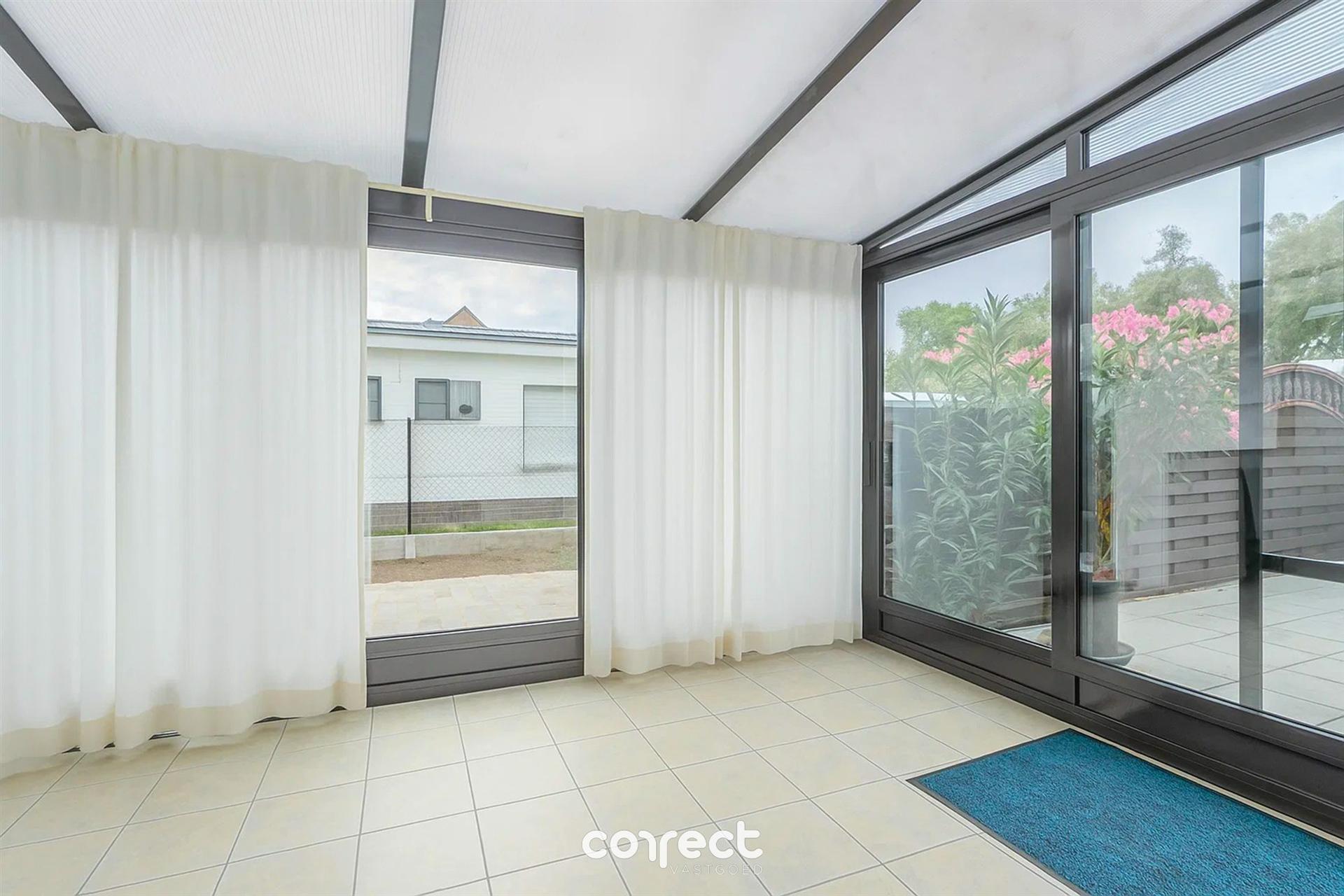 Instapklare laagbouwvilla met tuin, ruime oprit met garage.  foto 12