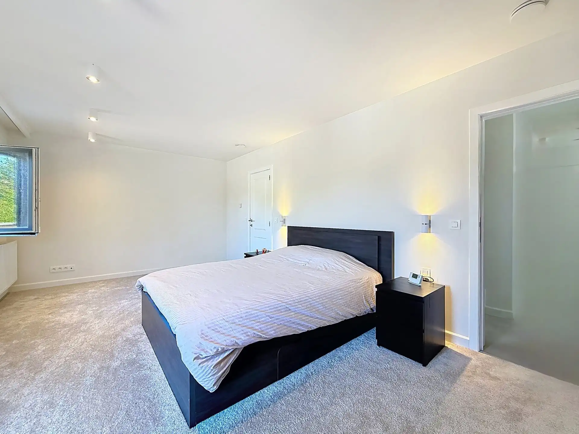 3-gevels huis met 4 slaapkamers en een tuin foto 10