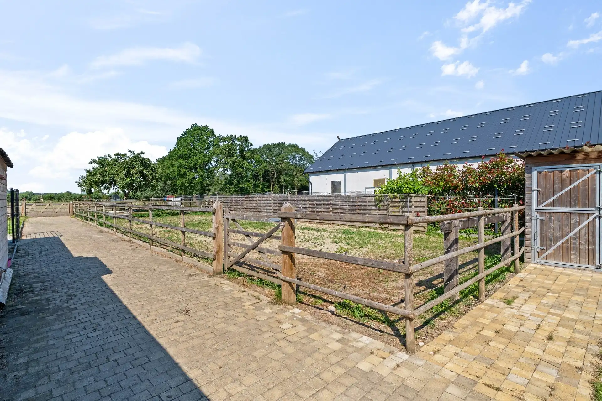 prachtige eigendom, met vergunde paardenstallen en weide. foto 5