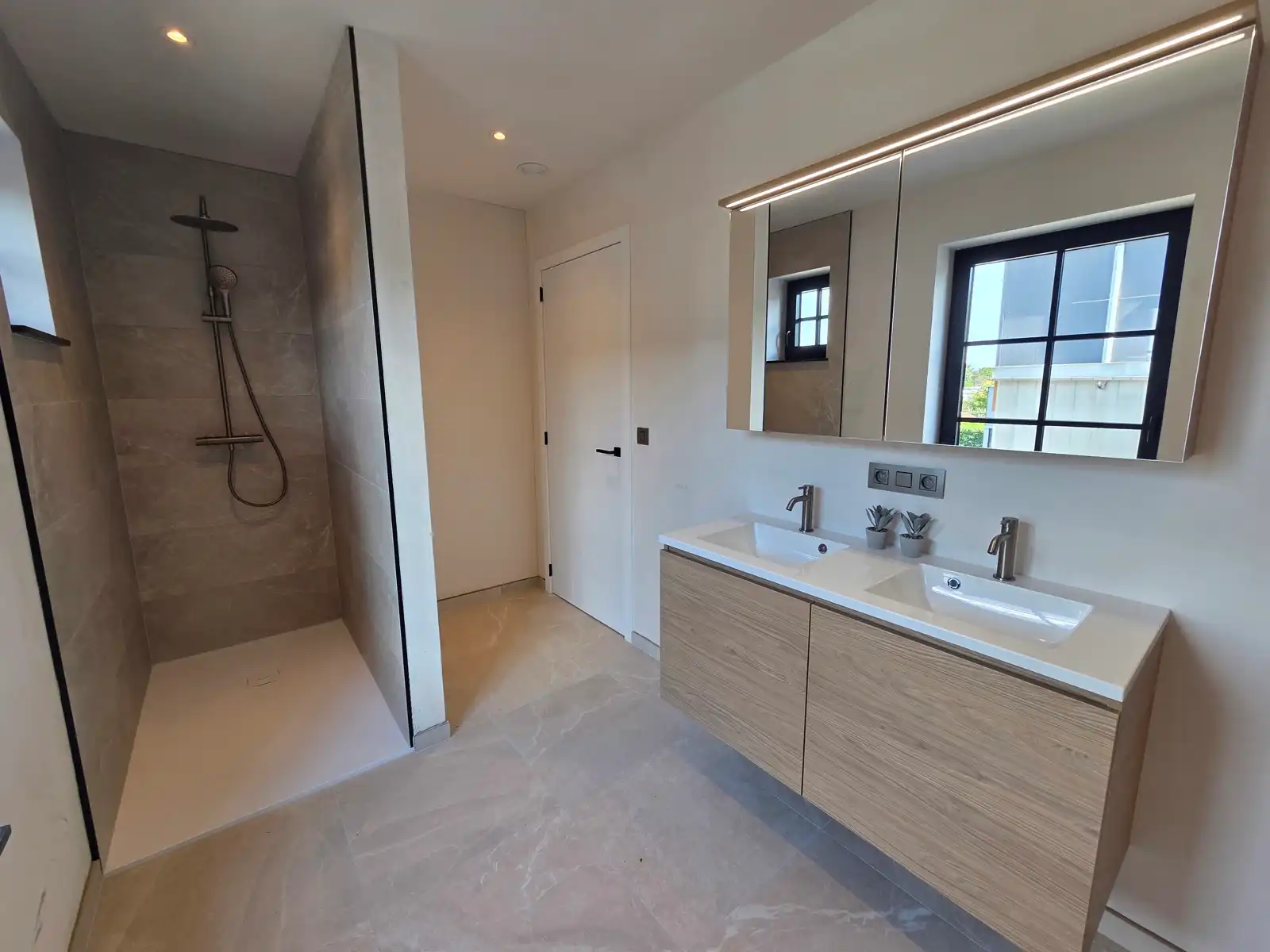 Luxe nieuwbouwvilla! foto 10