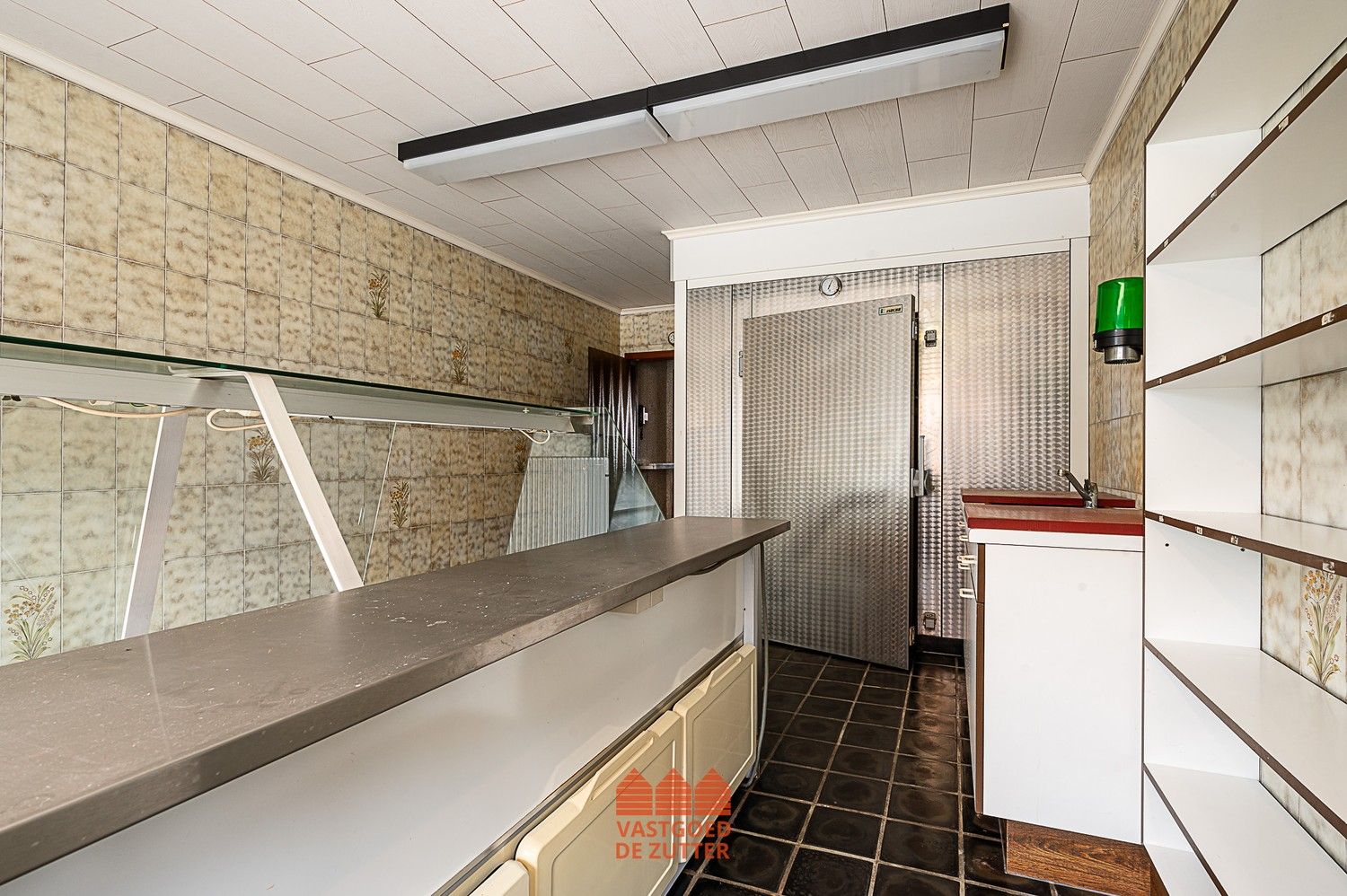 Te renoveren woning met winkel en garage foto 17