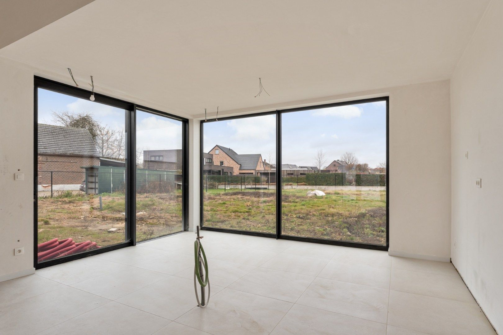 Exclusieve halfvrijstaande woning te koop na transformatie van bestaande hoeve naar 2 BEN-woningen!  foto 6