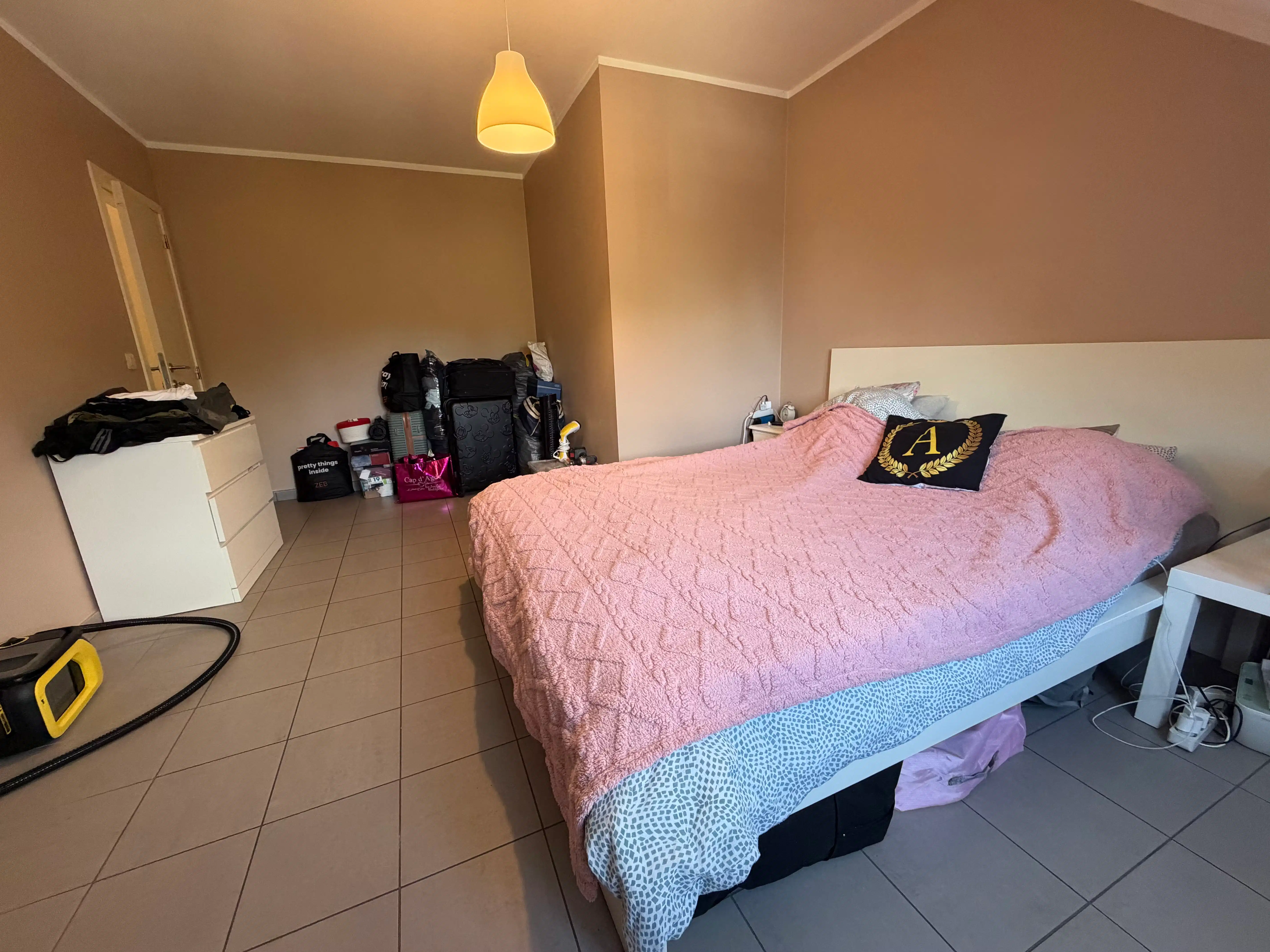 Genk, Onderwijslaan 99A bus 22: Gezellig duplexappartement met terras, 2 slaapkamers, kelderberging en parking. foto 6