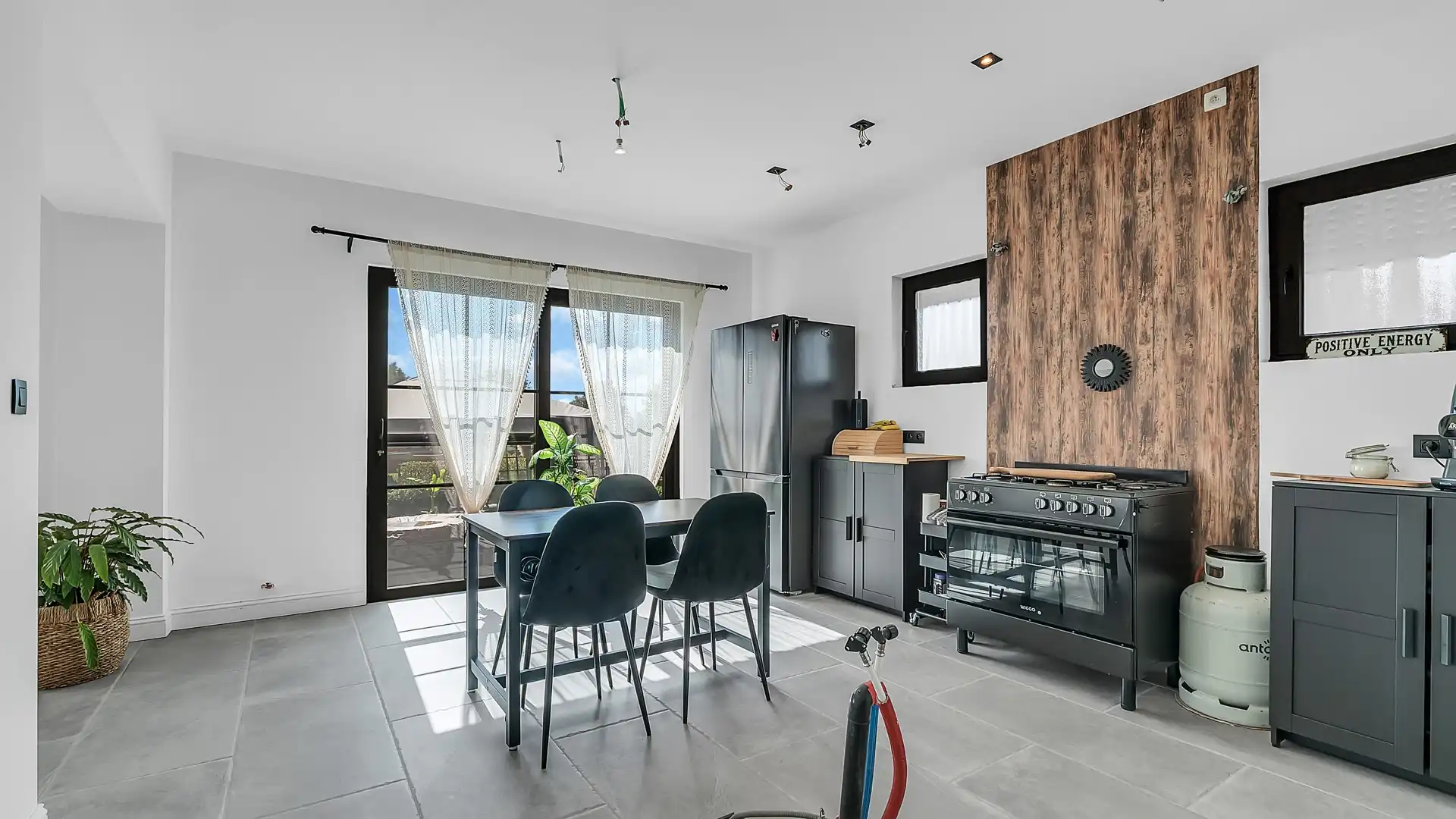 Rustig gelegen energiezuinige woning met 3 slaapkamers op een perceel van 6a foto 13