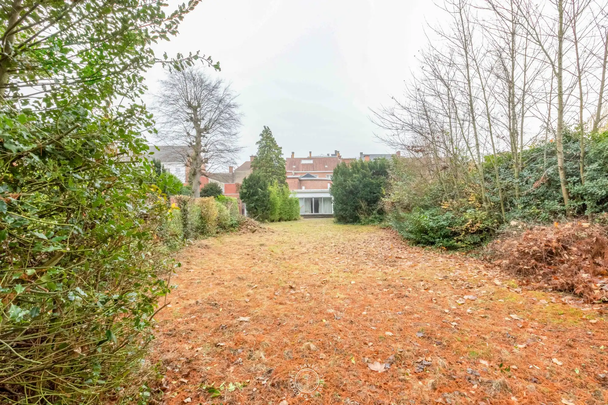 Bijzonder handelspand met een uitzonderlijk opwaarts potentieel en ontsluiting achteraan het perceel. foto 2