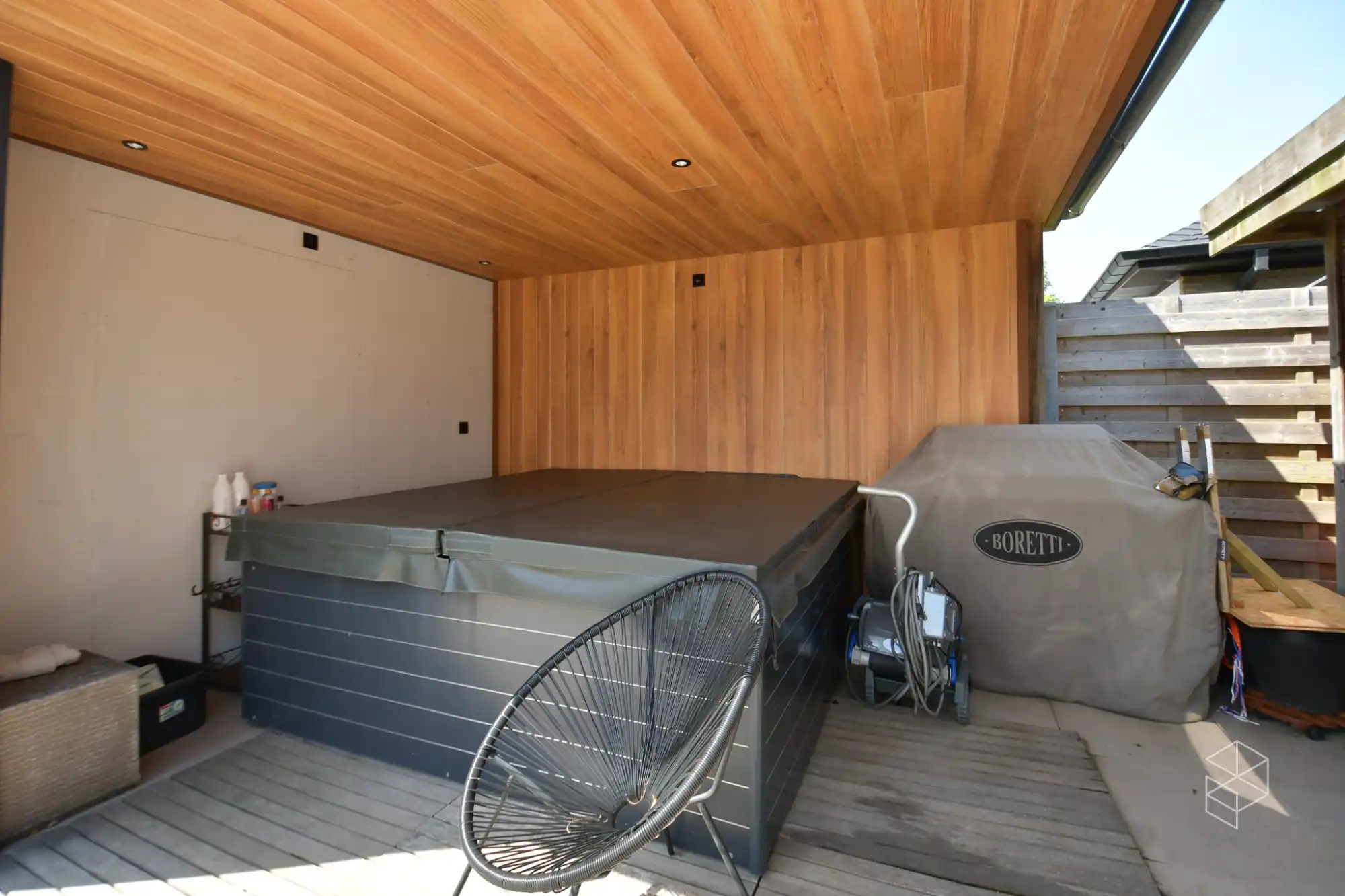 GROTE (254m²) instapklare gezinswoning met 4 slaapkamers, zwembad en poolhouse foto 6