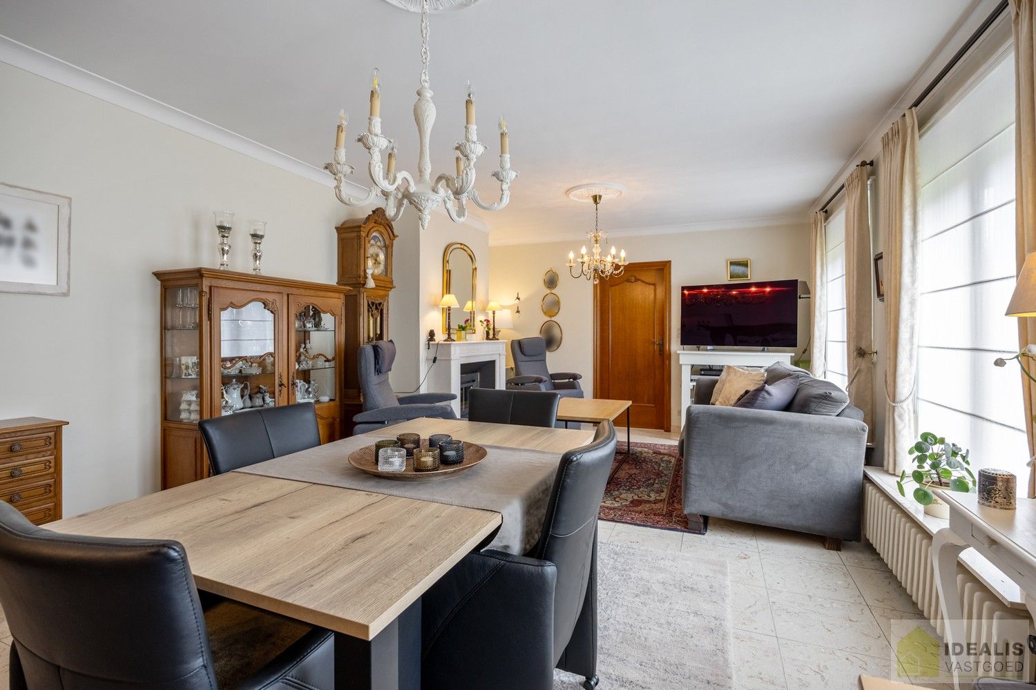 Aangename karakterwoning op fijne locatie te Pelt. Deze woning omvat maar liefst +-124m² netto bewoonbare oppervlakte op een perceel van 7a 36ca met een ruime woonkamer, 3 slaapkamers, badkamer, wasplaats en eventueel af te werken zolder vlakbij de dorpskern van Pelt! Uiterst geschikt voor kandidaten op zoek naar een betaalbare doch instapklare woning. foto 11
