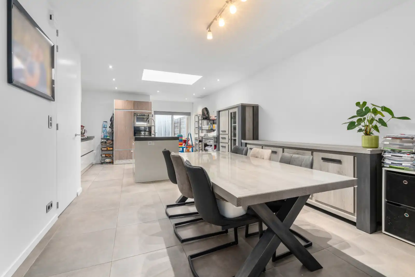 Charmante gerenoveerde starterswoning in Ardooie! foto 2