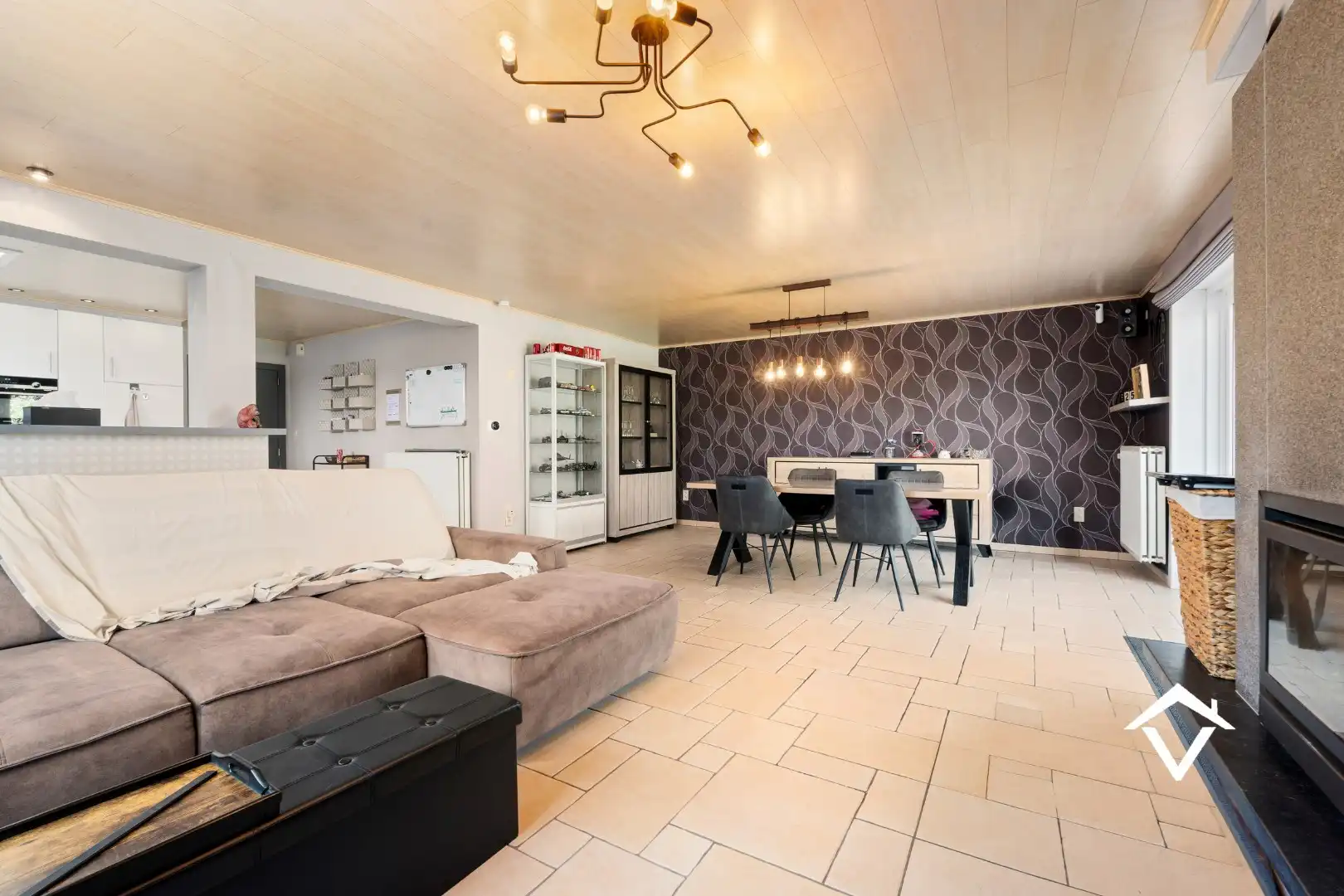 Zeer grote woning te koop in het centrum van Eernegem foto 2