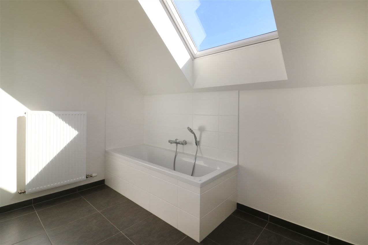 Appartement met 2 slpk., groot terras en autostaanplaats foto 18