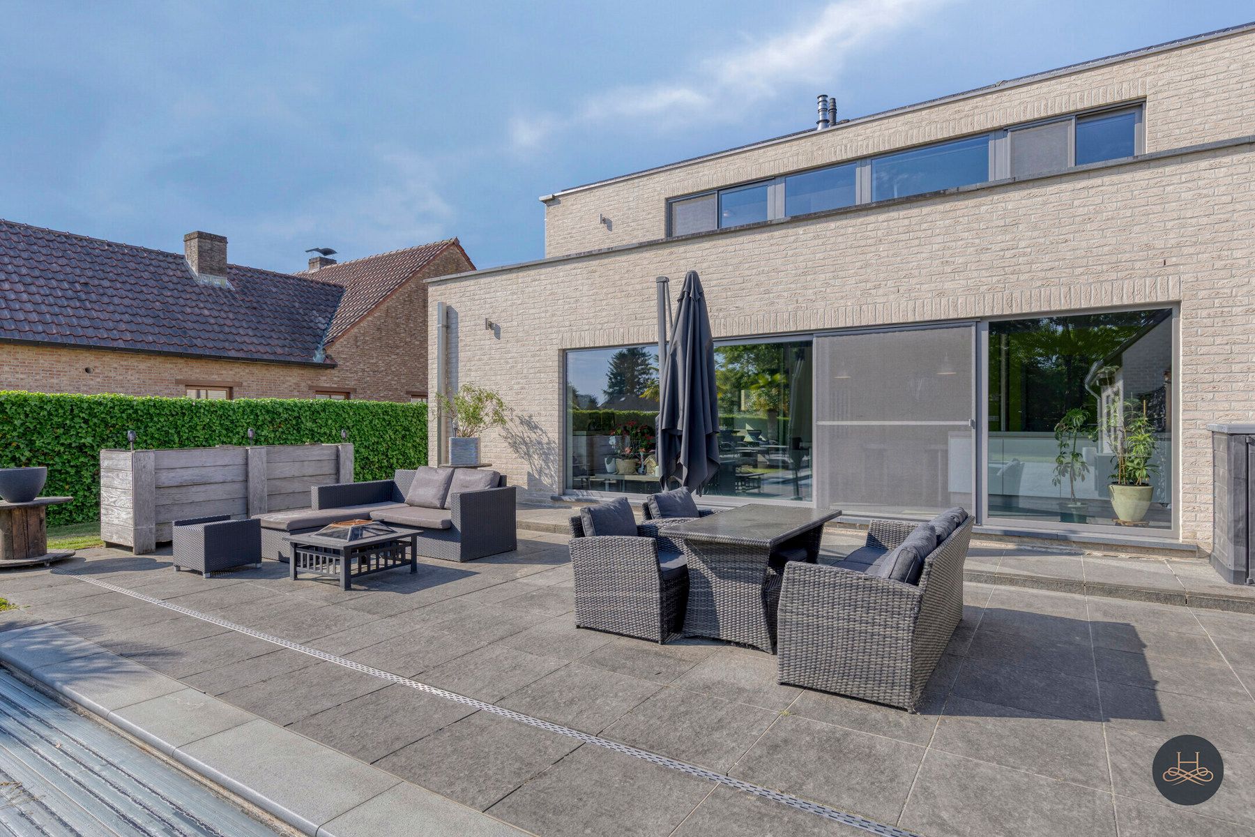 Ruime en recente woning met zwembad foto 24