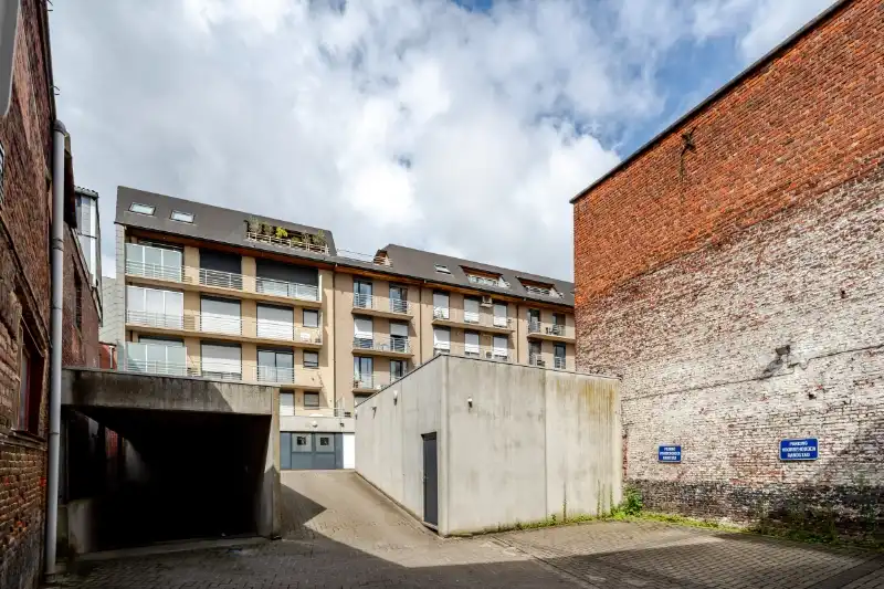 Roeselare-centrum. Lichtrijk 2-slaapkamerappartement in hartje Roeselare met vooraan en achteraan prachtige terrassen. Overal dichtbij en op 4 hoog gelegen ! foto 16
