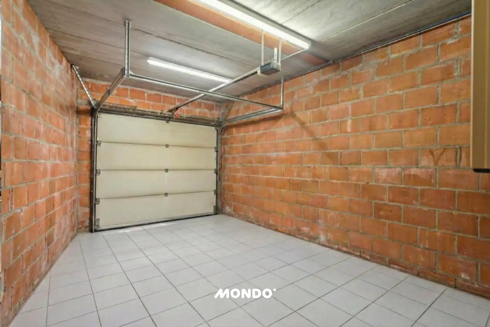 Ruime gezinswoning 4 slaapkamers met tuin, vijver en garage foto 11