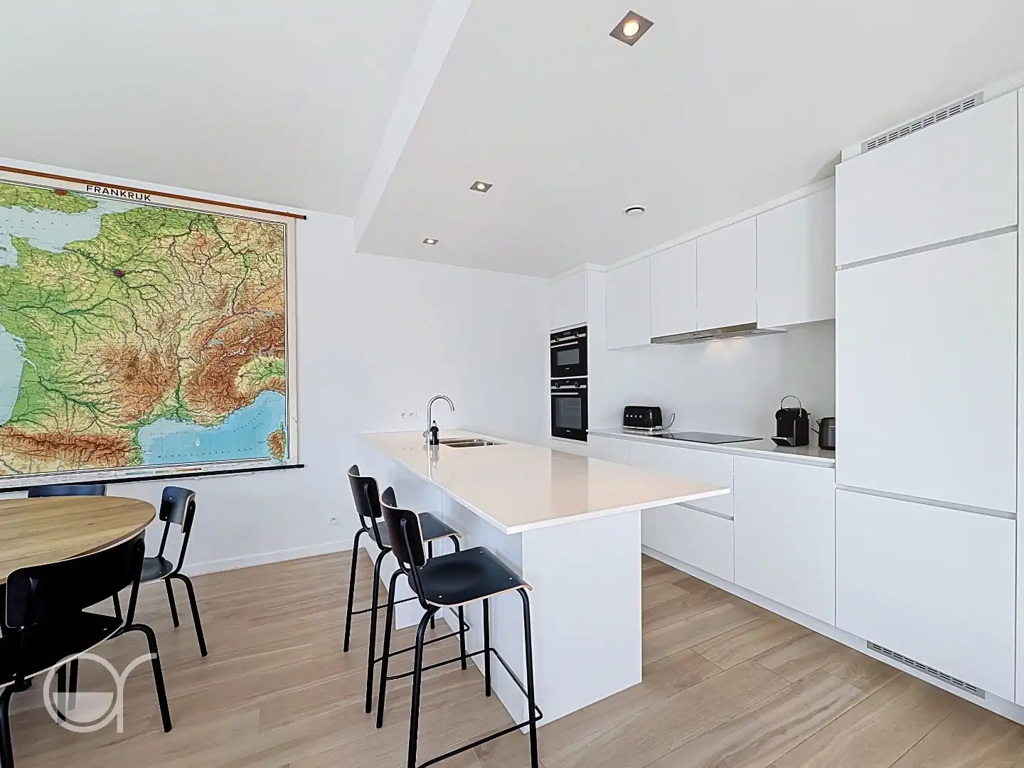 Ruim en lichtrijk tweeslaapkamerappartement met autostaanplaats te huur foto 4
