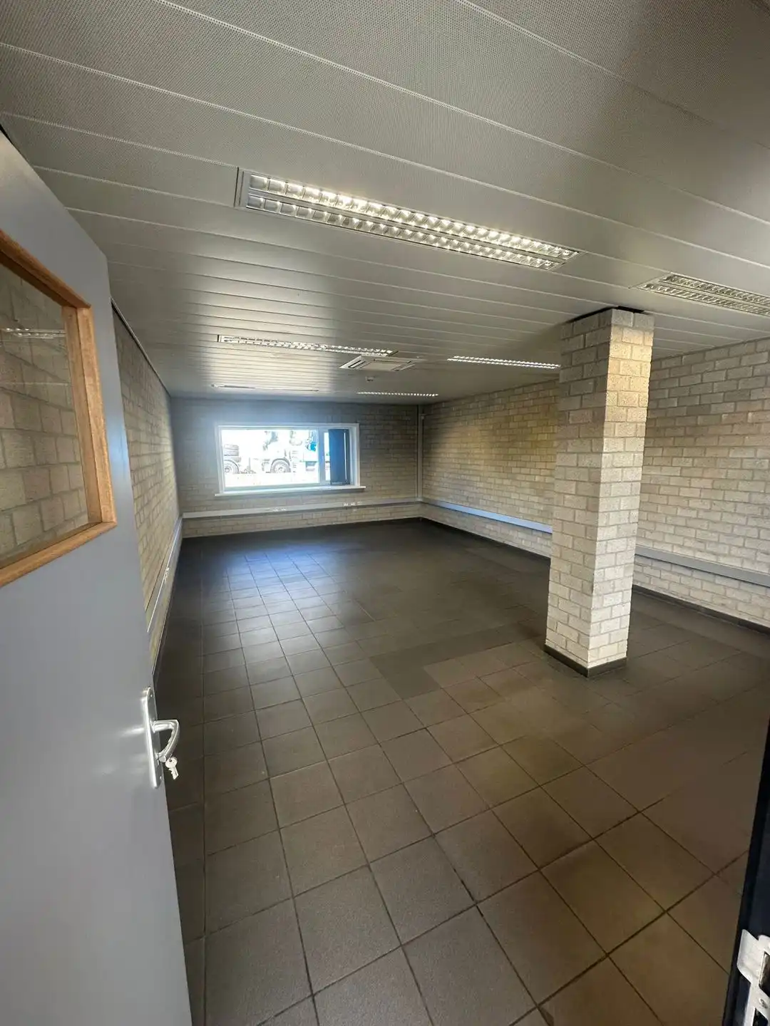 Instapklaar bedrijfspand te Verrebroek foto 4