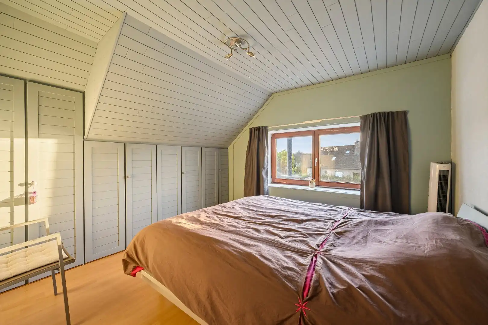 Instapklare halfopen woning met 5 slaapkamers, zonnige tuin en garage in Roeselare foto 9