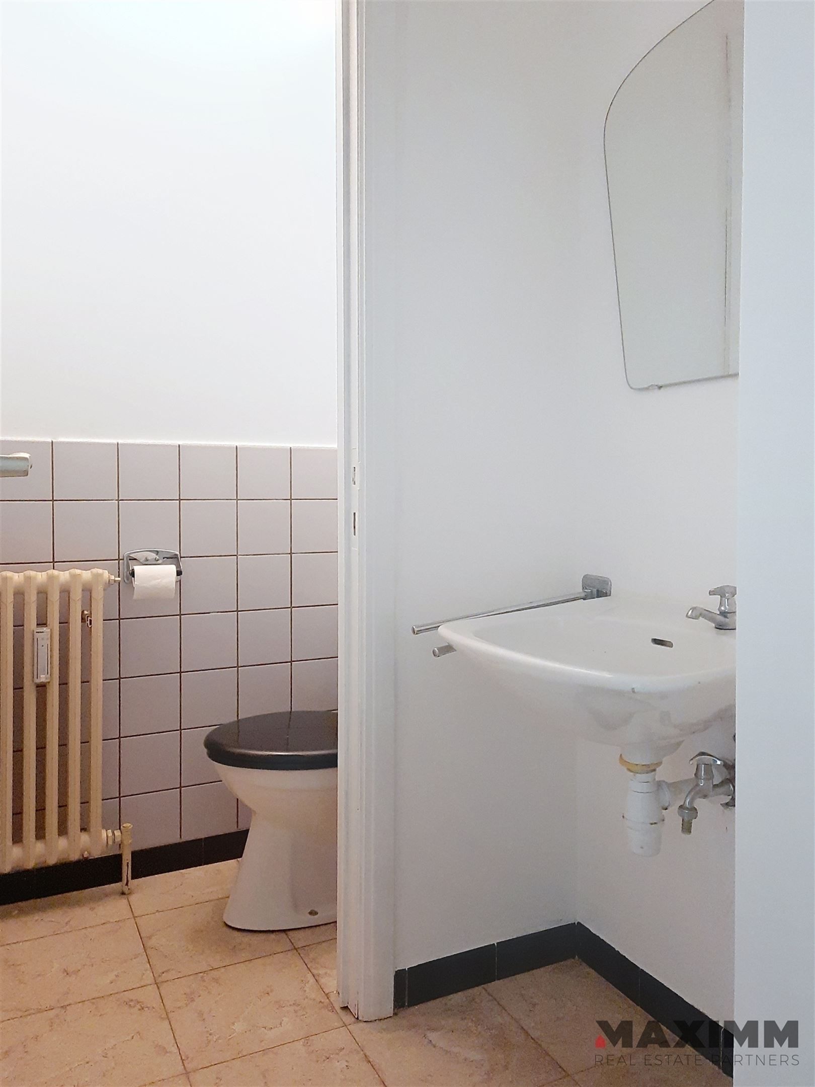 Gelijkvloers hoekpand, volledig onderkelderd op stategische locatie foto 17