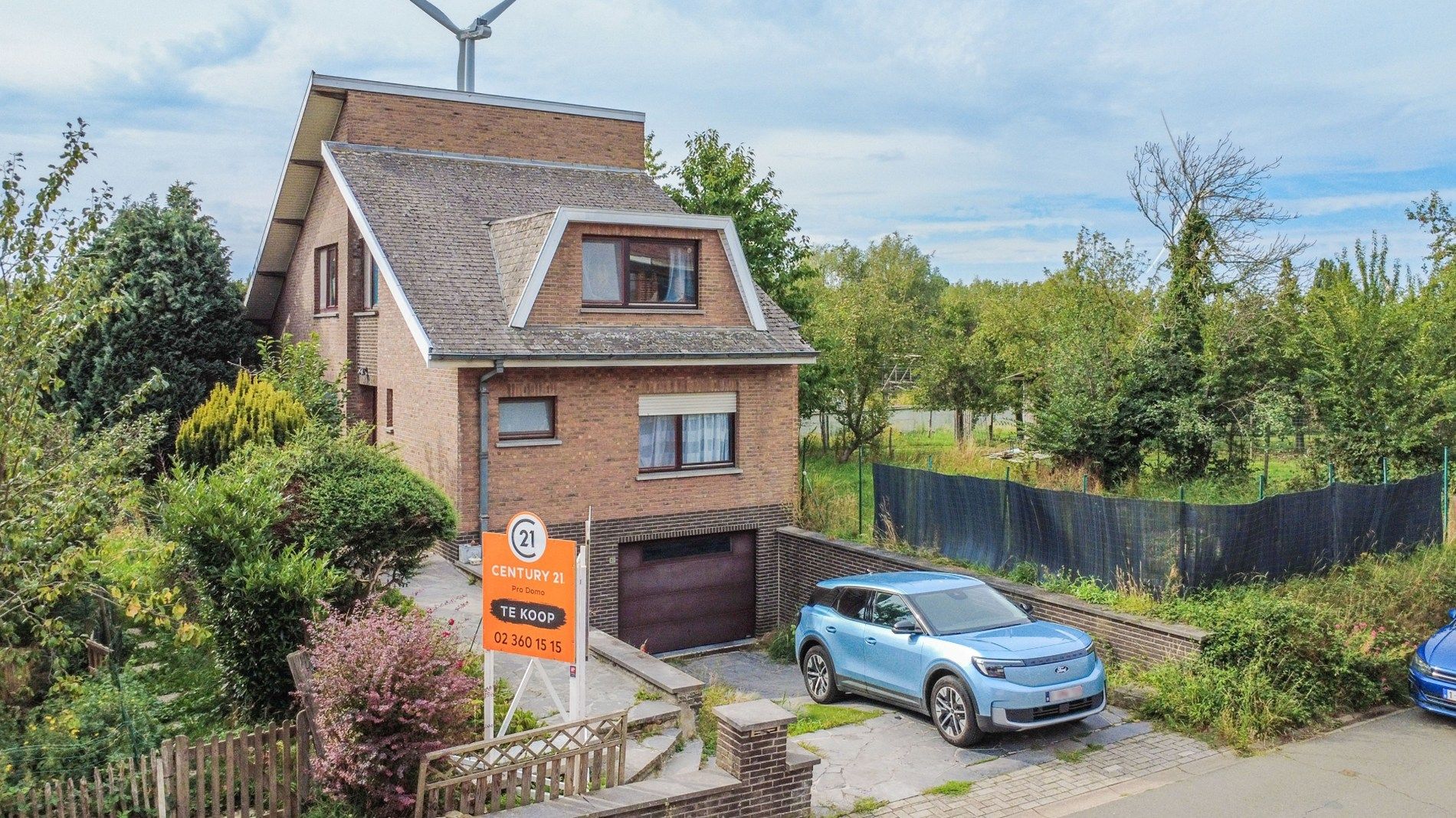Hoofdfoto van de publicatie: 4-GEVEL WONING MET 4 SLAAPKAMERS + 2 BADKAMERS !