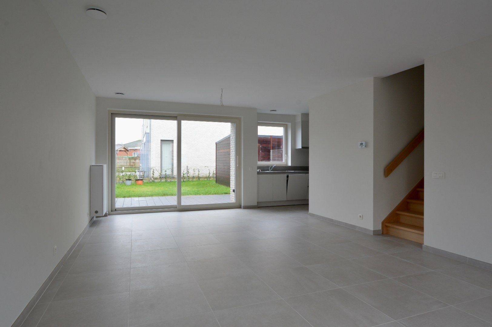 Prachtige nieuwbouwwoning in volledig aangelegd woonerf met 3 slaapkamers, zongericht terras en tuin foto 2