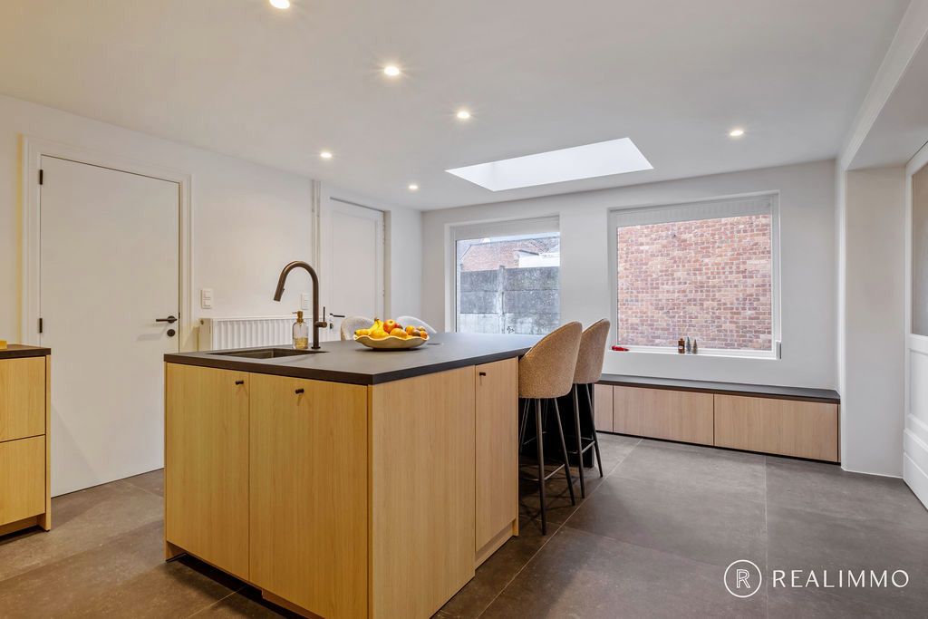 Stijlvol gerenoveerde woning met 4 slaapkamers foto 3