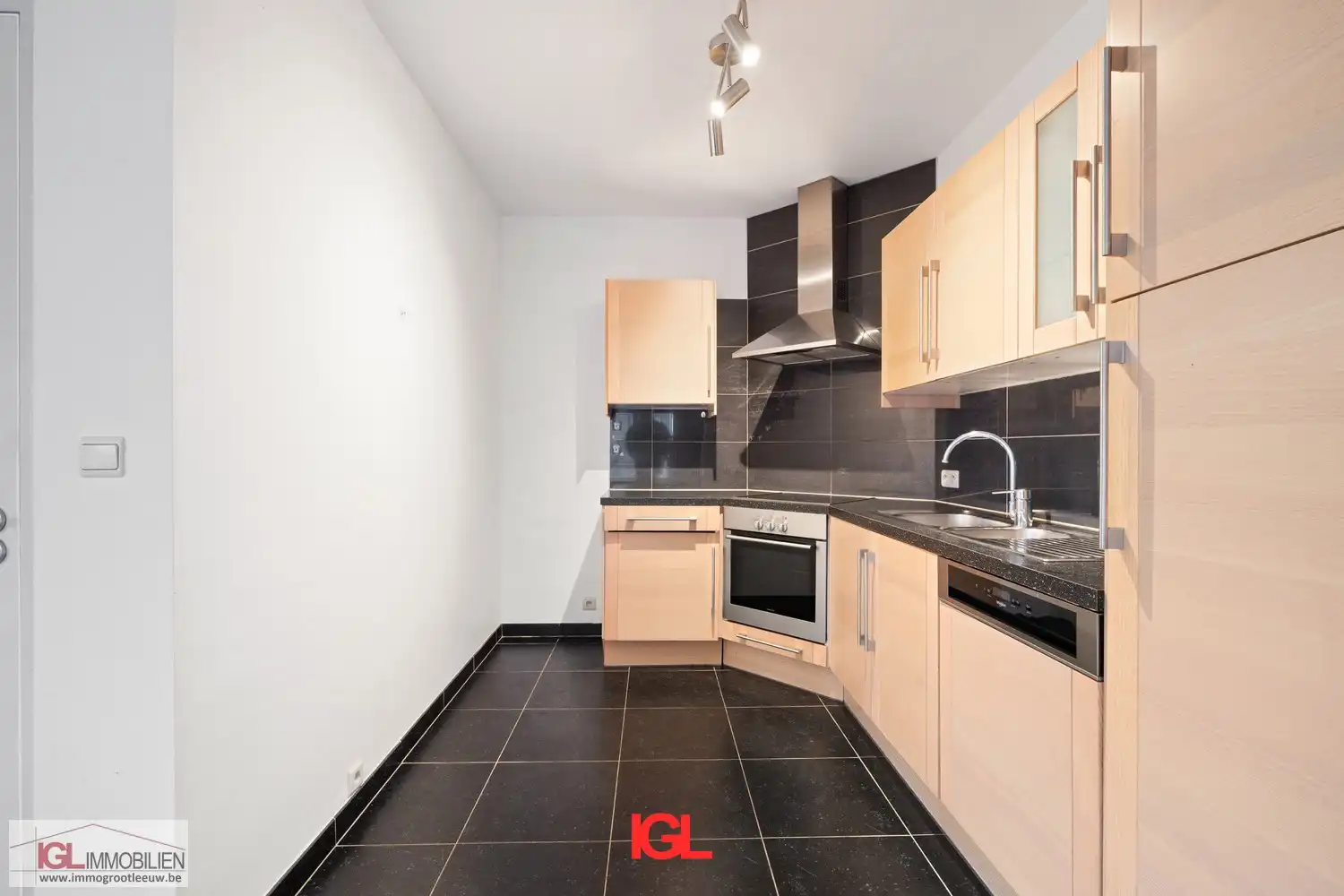 Ruim en licht appartement met 3 slaapkamers, groot terras en garage nabij centrum Sint-Pieters-Leeuw foto 7