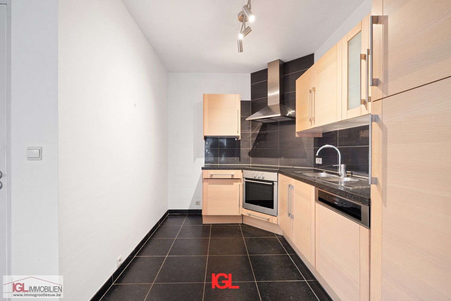 Ruim en licht appartement met 3 slaapkamers, groot terras en garage nabij centrum Sint-Pieters-Leeuw foto 7