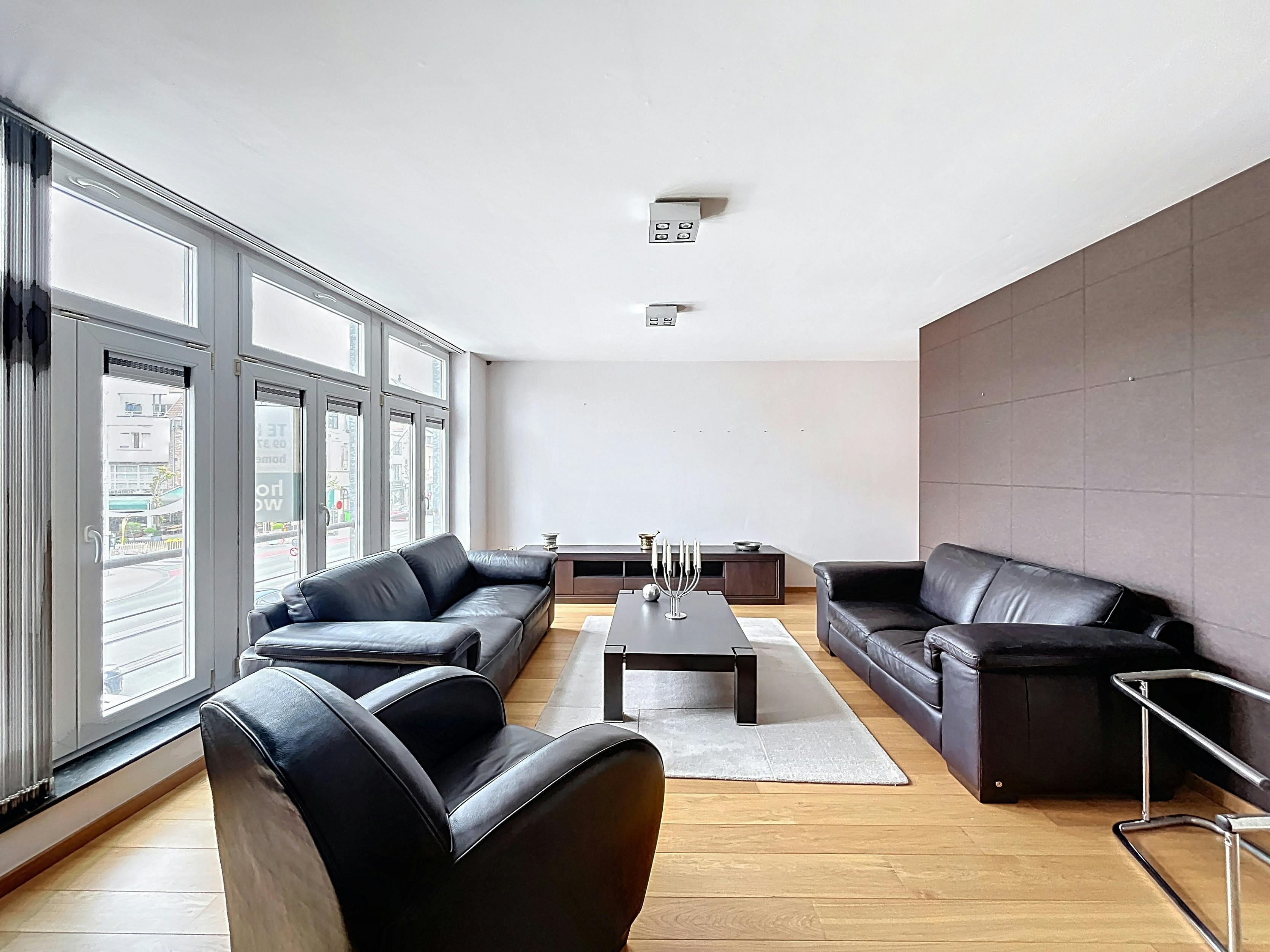 Instapklaar ruim appartement te koop aan de Markt in Eeklo  foto 5