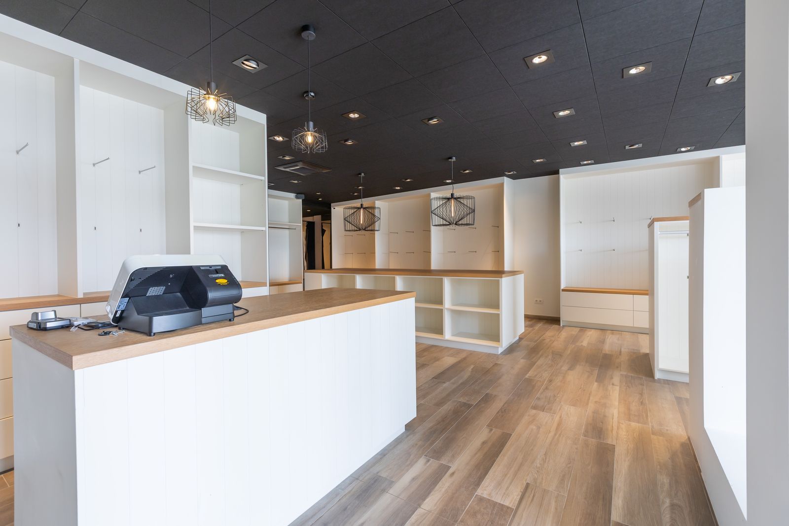 Grote eigendom met winkel, 2 appartement én prachtige loods foto 9