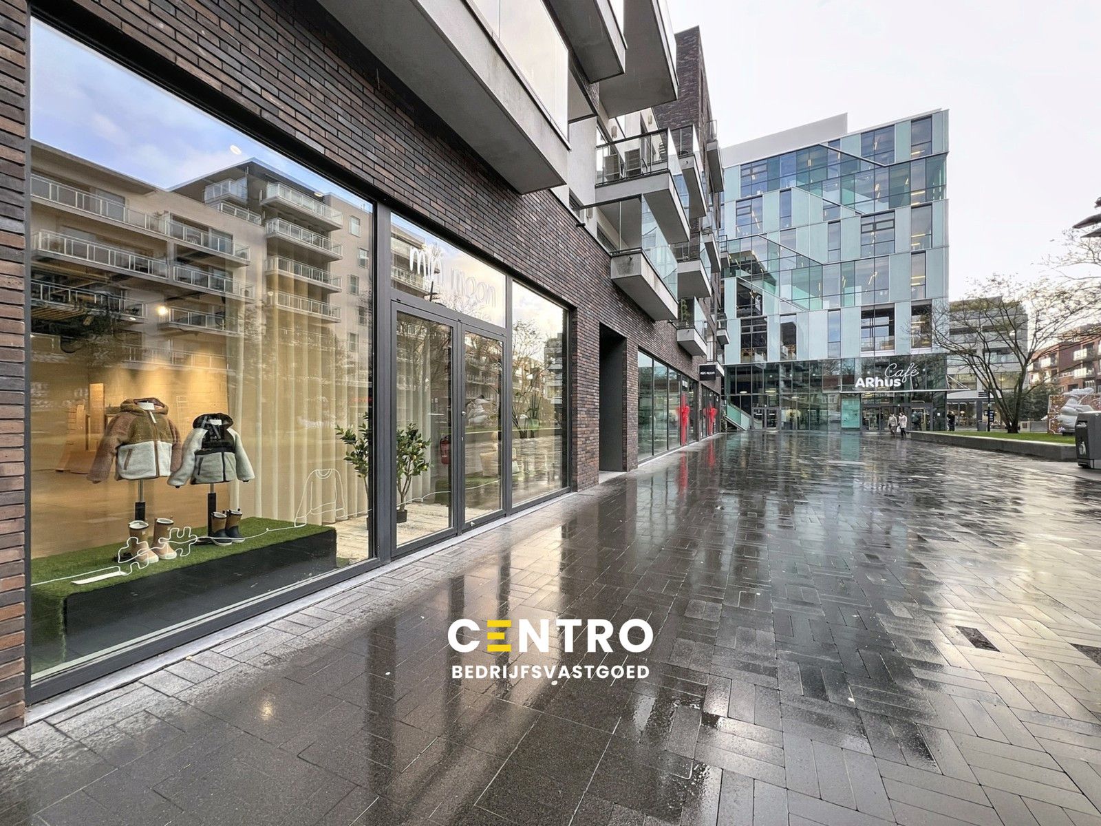 Modern, energiezuinig pand met industrieel karakter tot 285 m² op topligging in De Munt. foto {{pictureIndex}}