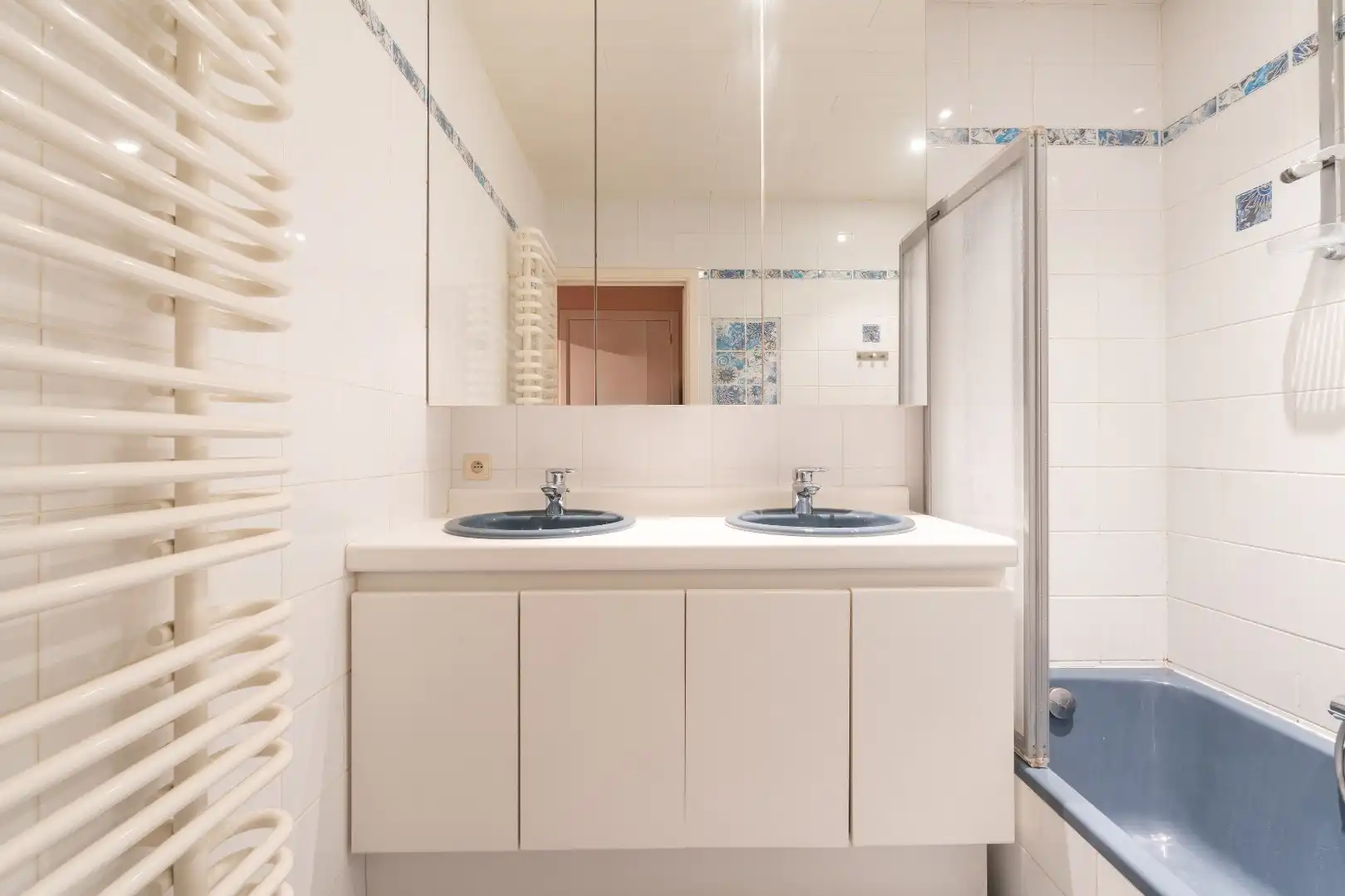 Ruim en lichtrijk appartement met 3 slaapkamers en zijdelings zeezicht vlakbij het Casino. foto 12