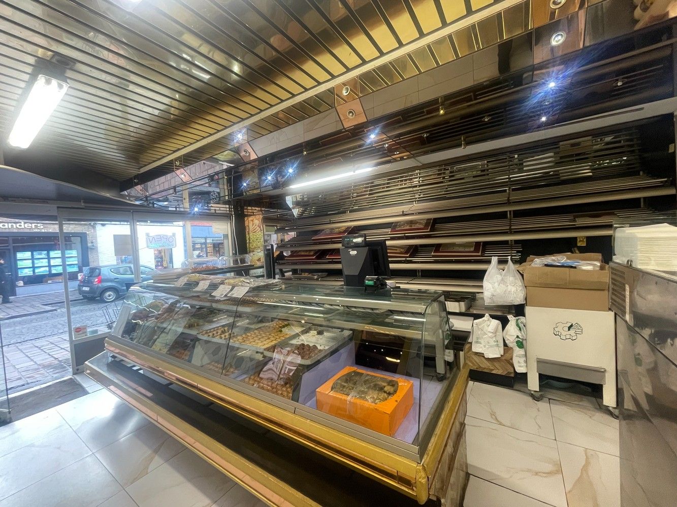 Brugge centrum  Smedenstraat  Ruim handelspand met woonst . Mooie huuropbrengst , verhuurd aan 2.200 euro per maand  6 % NETTO OPBRENGST foto 2