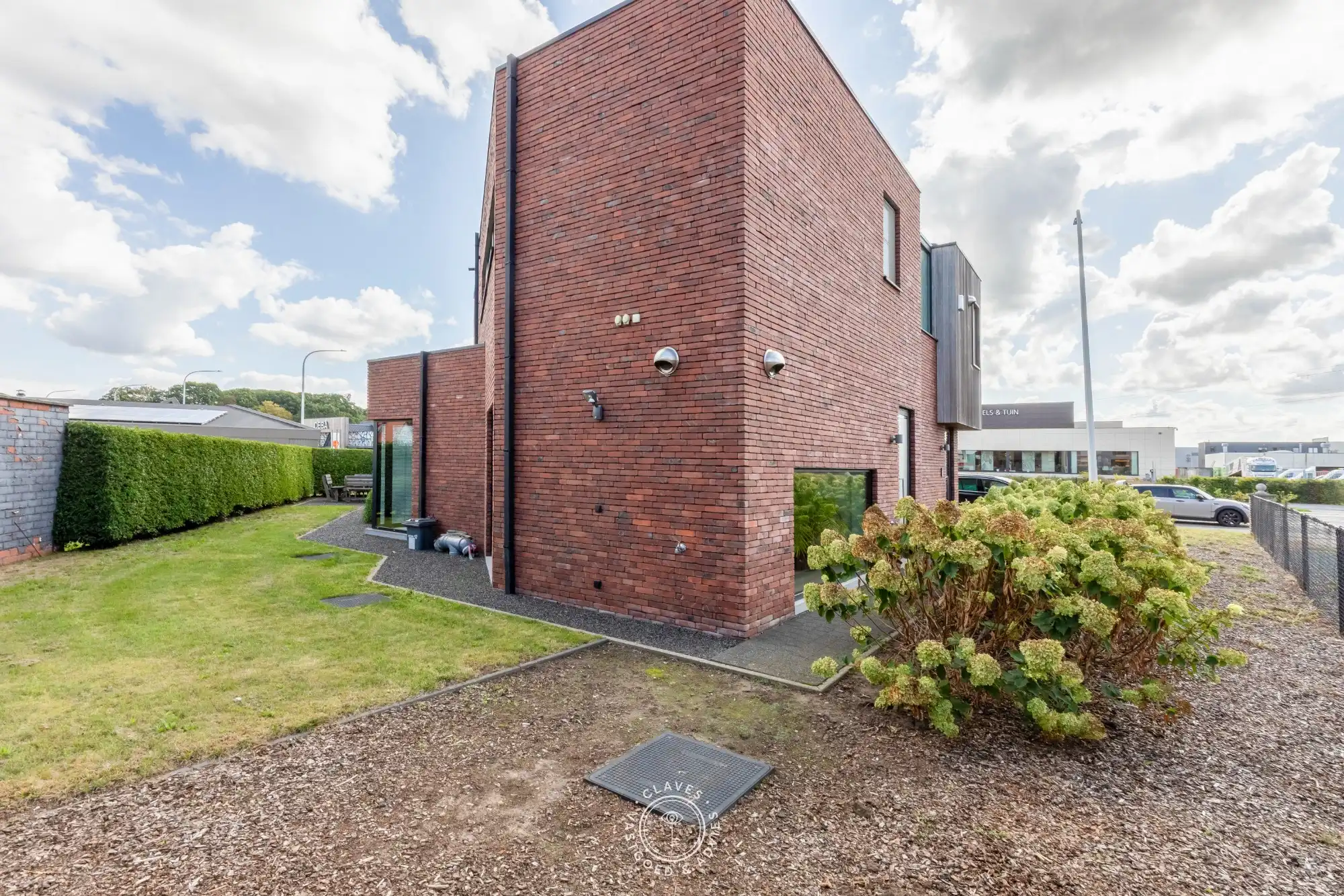 Modern kantoorgebouw met verhuurd appartement op uitstekende zichtlocatie in Belsele foto 5