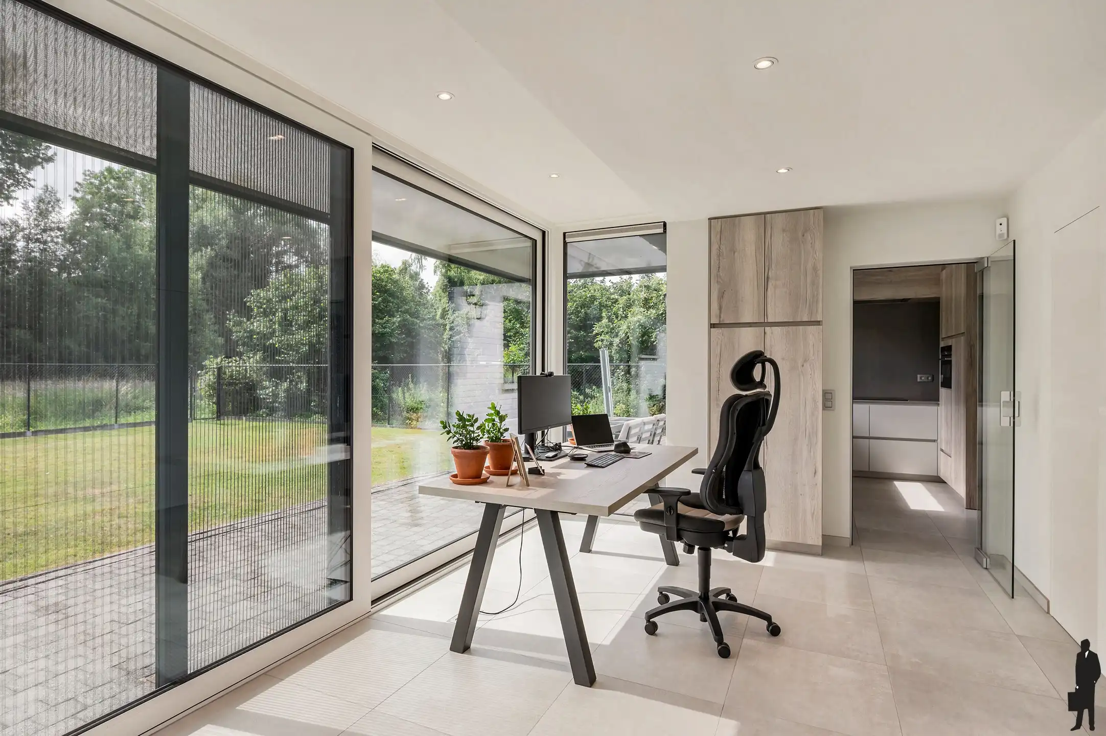 Instapklare open bebouwing met inpandige garage en zonnige tuin op 692 m². foto 8