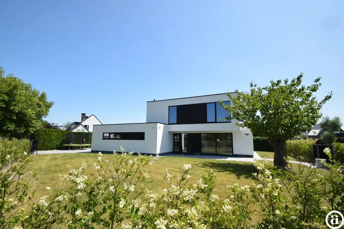 Alleenstaande moderne villa gelegen in een rustige residentiële omgeving te Knokke.  foto 23