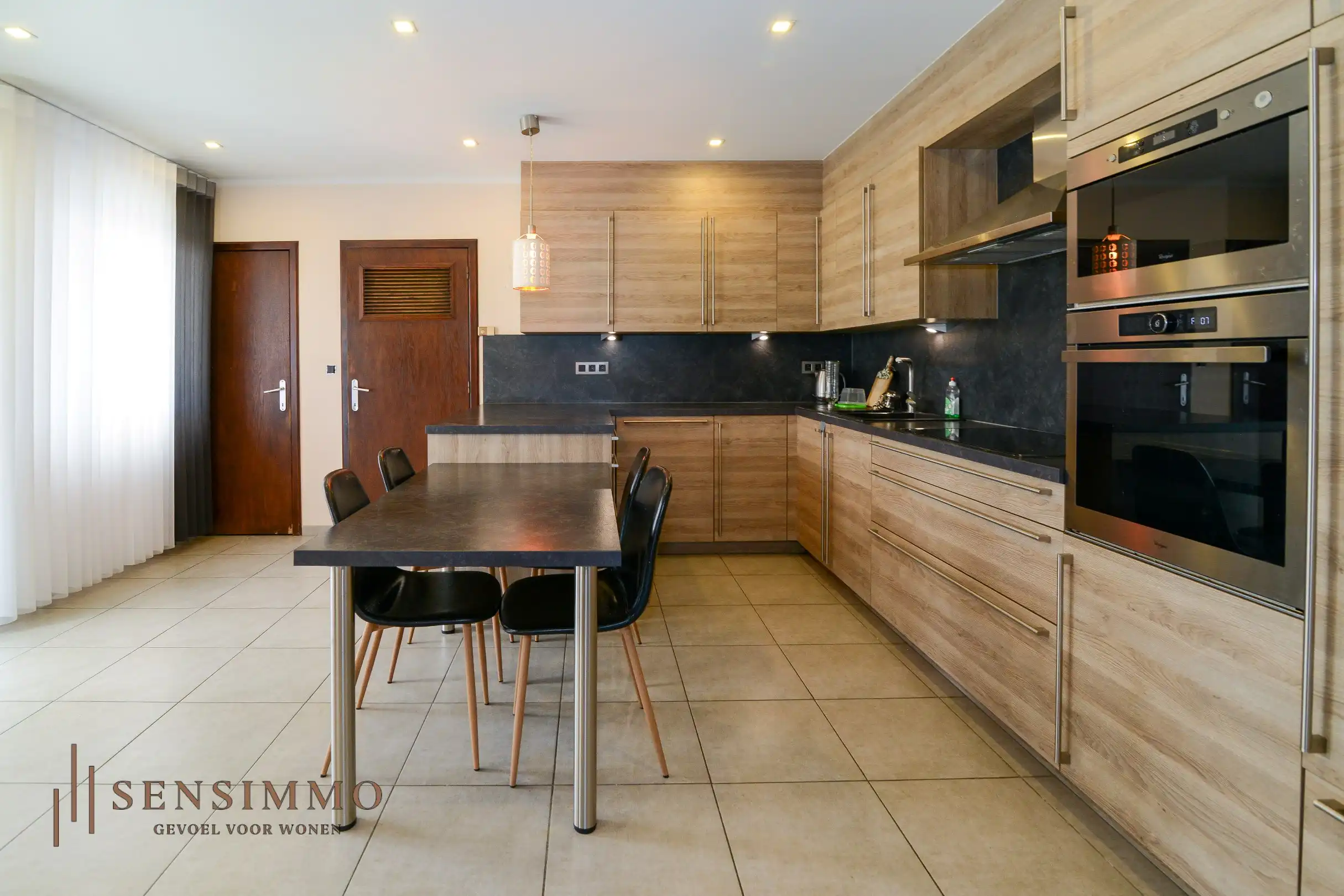 Gerenoveerde 4 slaapkamer woning met zonneanepelen en verzorgde tuin foto 4