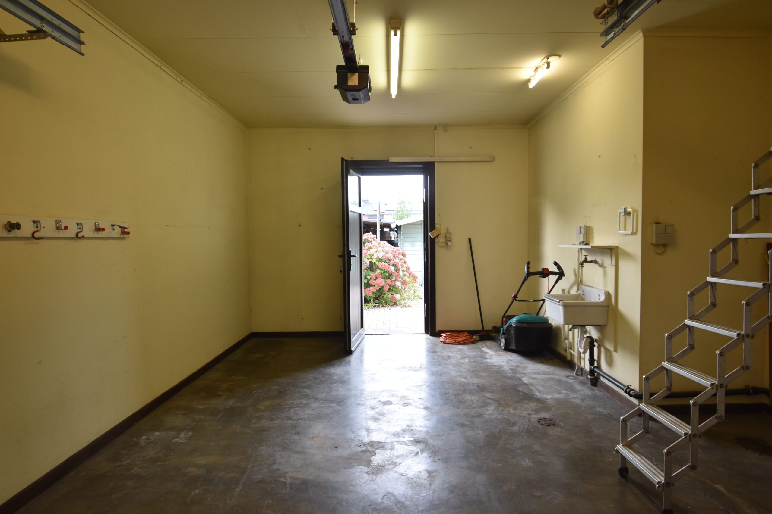 Rustig gelegen halfopen woning met tuin en garage in Sint-Niklaas foto 14