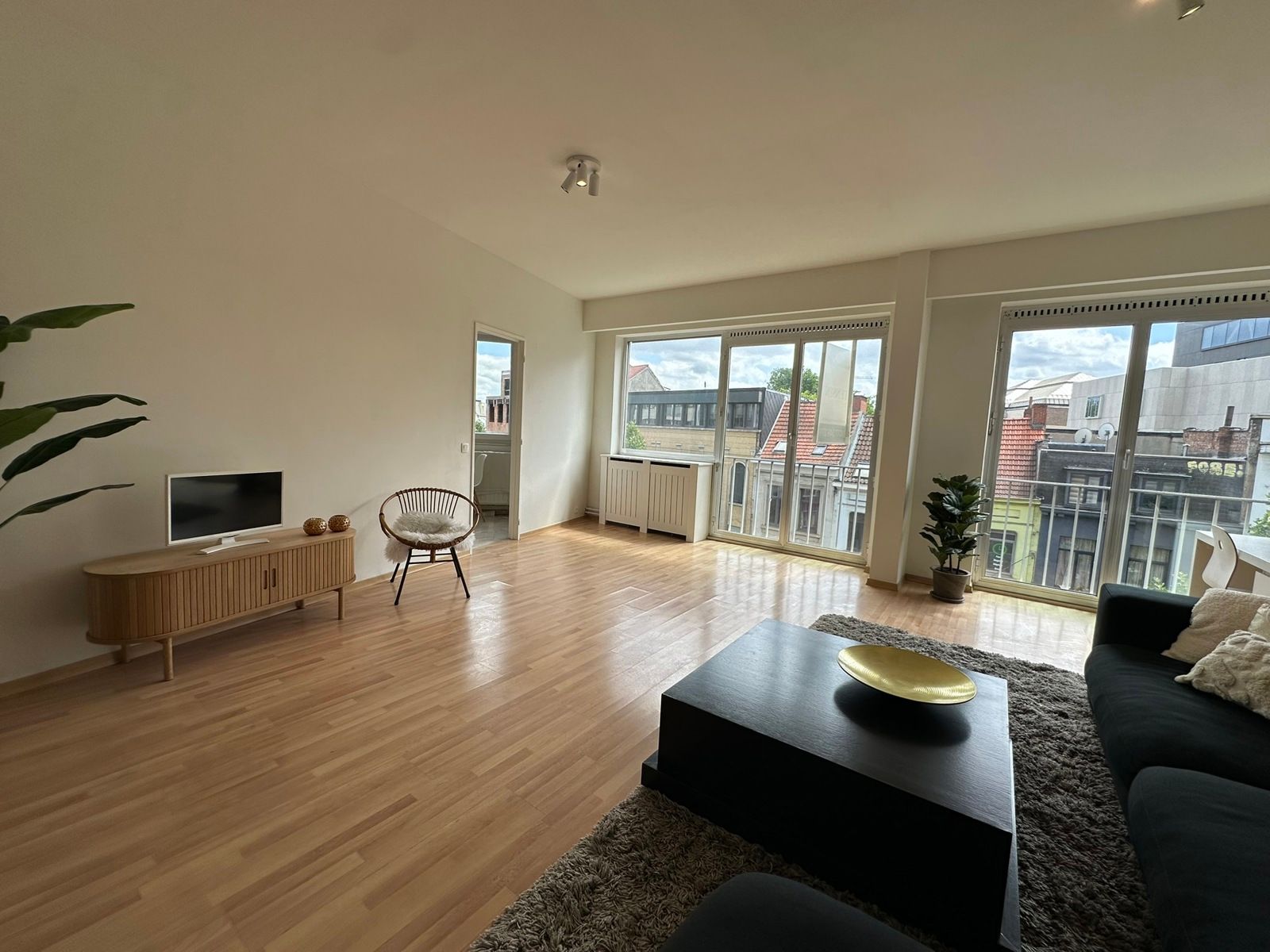 Zonnig 100% instapklaar appartement op centrale locatie! foto 3