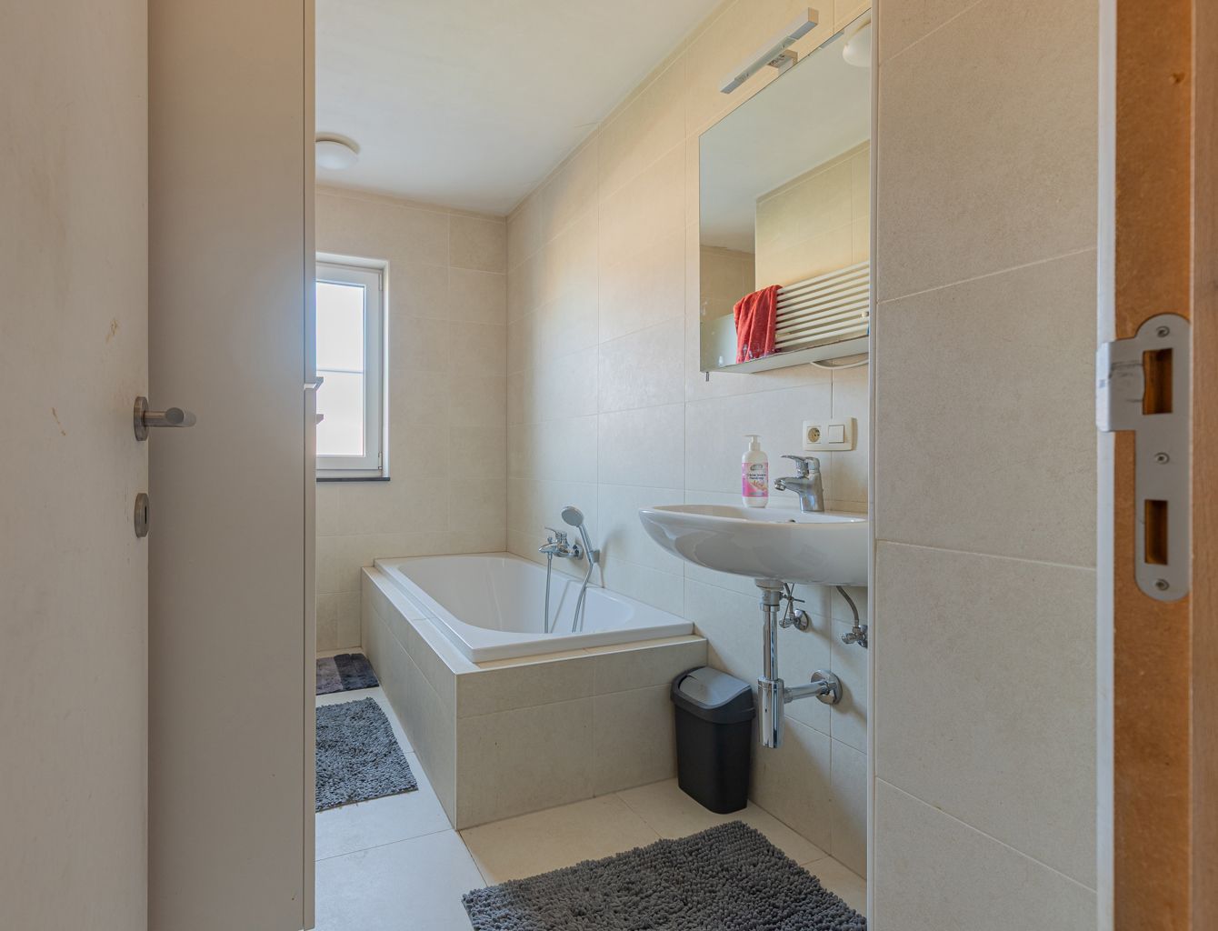 Recente driegevel woning in doodlopende straat! foto 9
