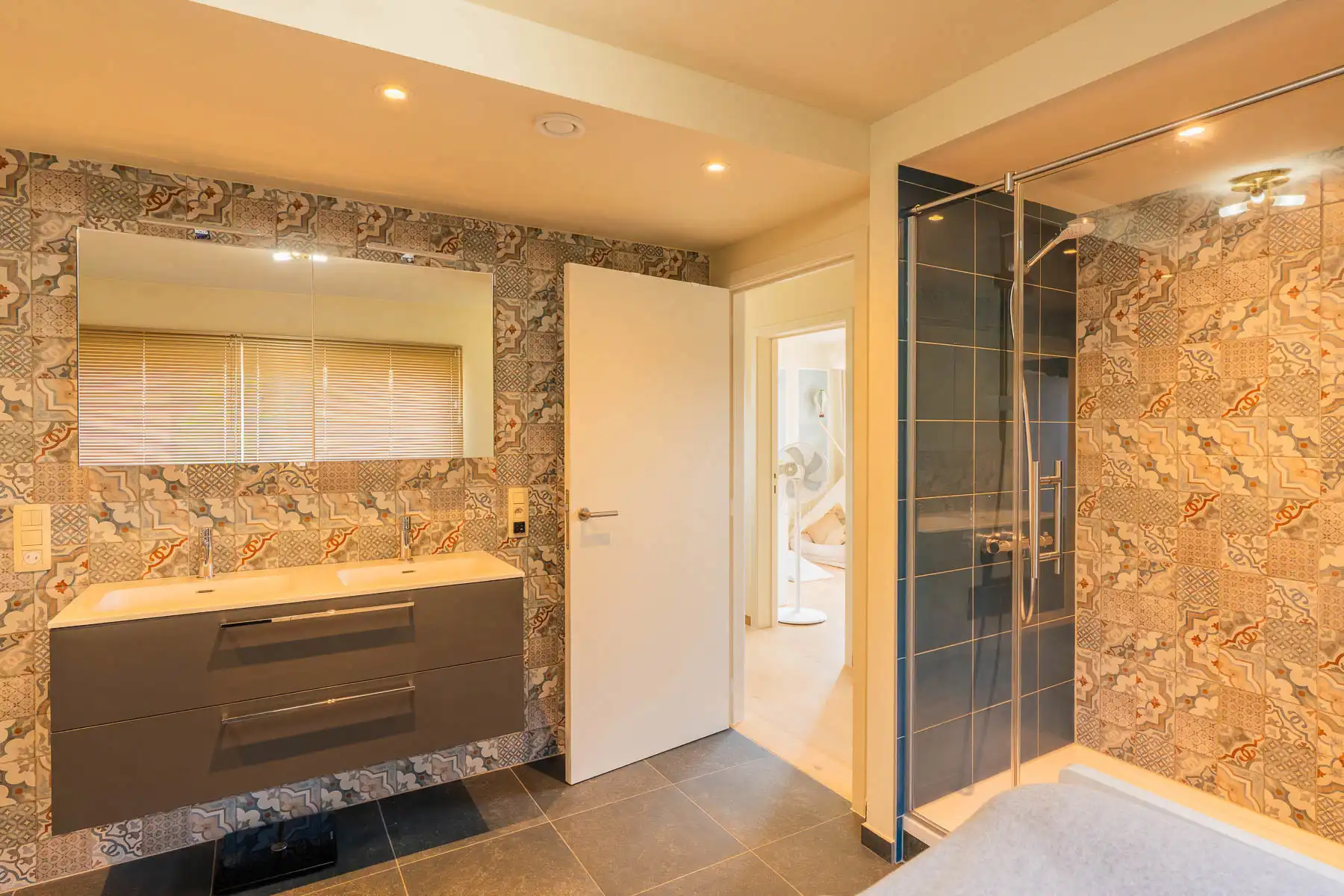 Ruim, energiezuinig appartement met terras, tuin en garage foto 16