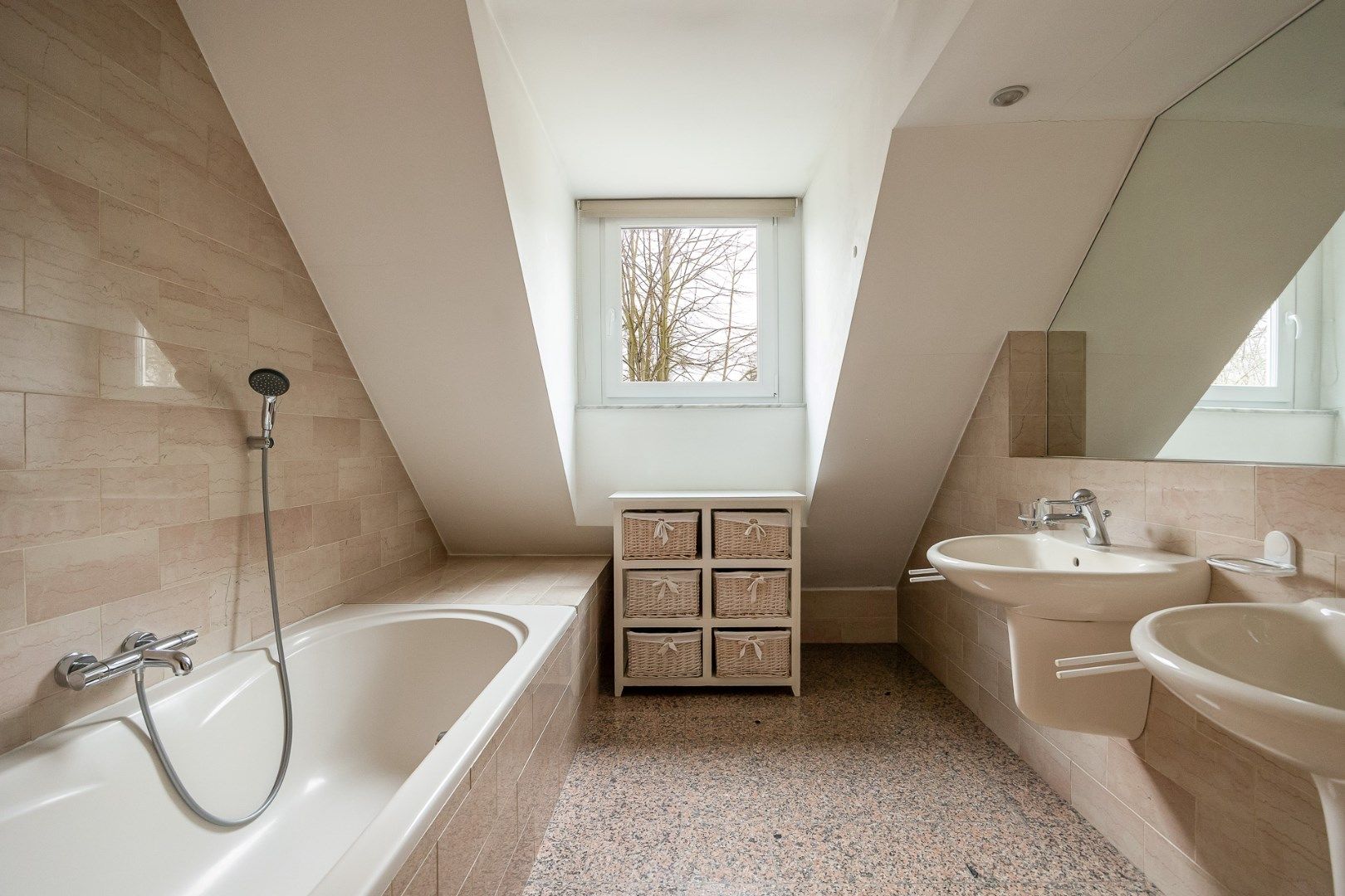 Ruime energiezuinige villa in De List te Schoten met 5 slaapkamers, 2 badkamers, tuin, terras en dubbele garage ! foto 17