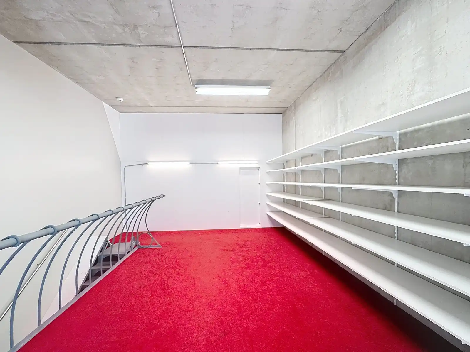 Winkelpand TE HUUR met industriële uitstraling in de Delaerestraat tussen stijlvolle handelszaken. foto 15