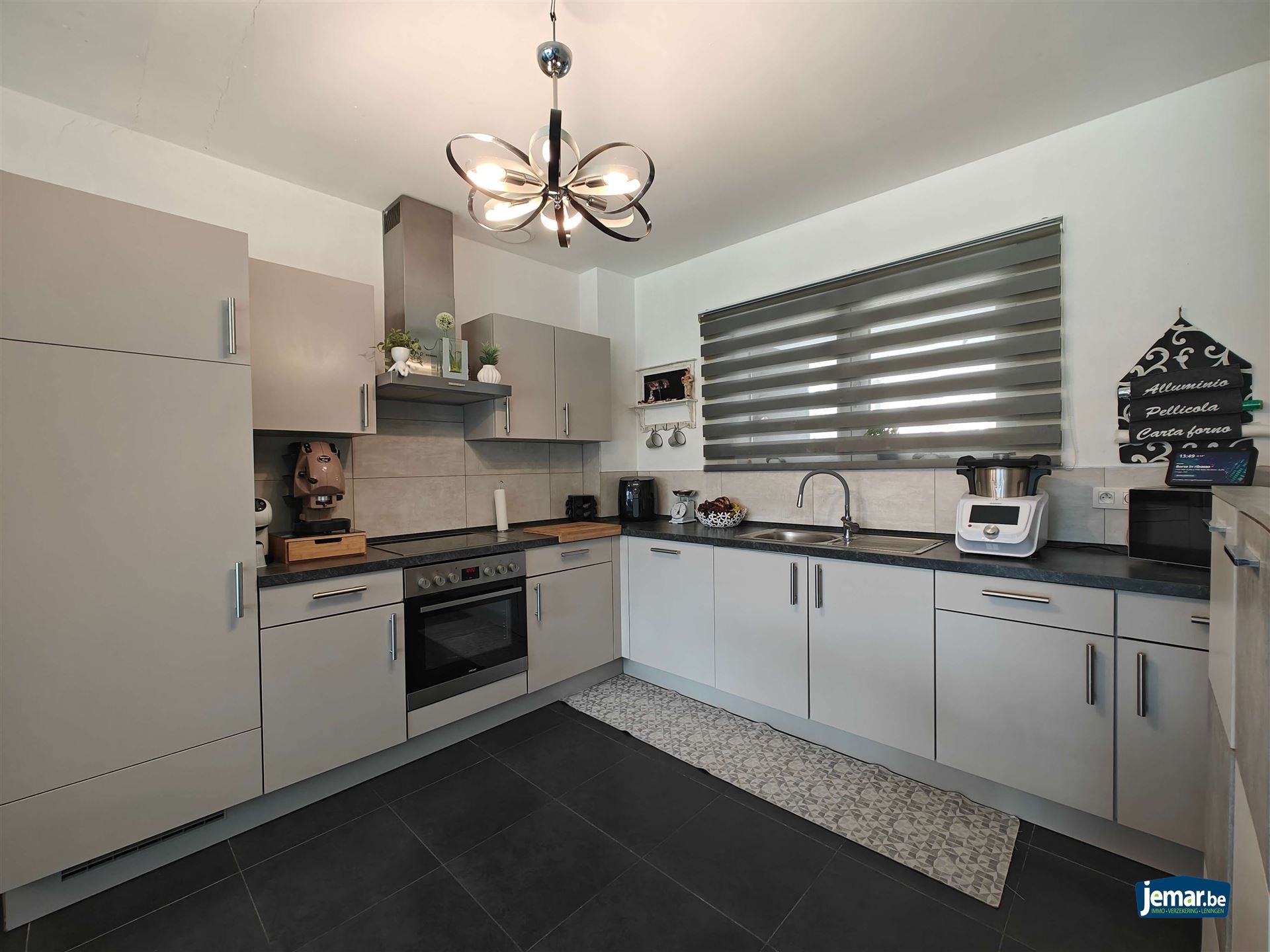 Woning met 5 slaapkamers, 2 badkamers en een grote garage foto 7