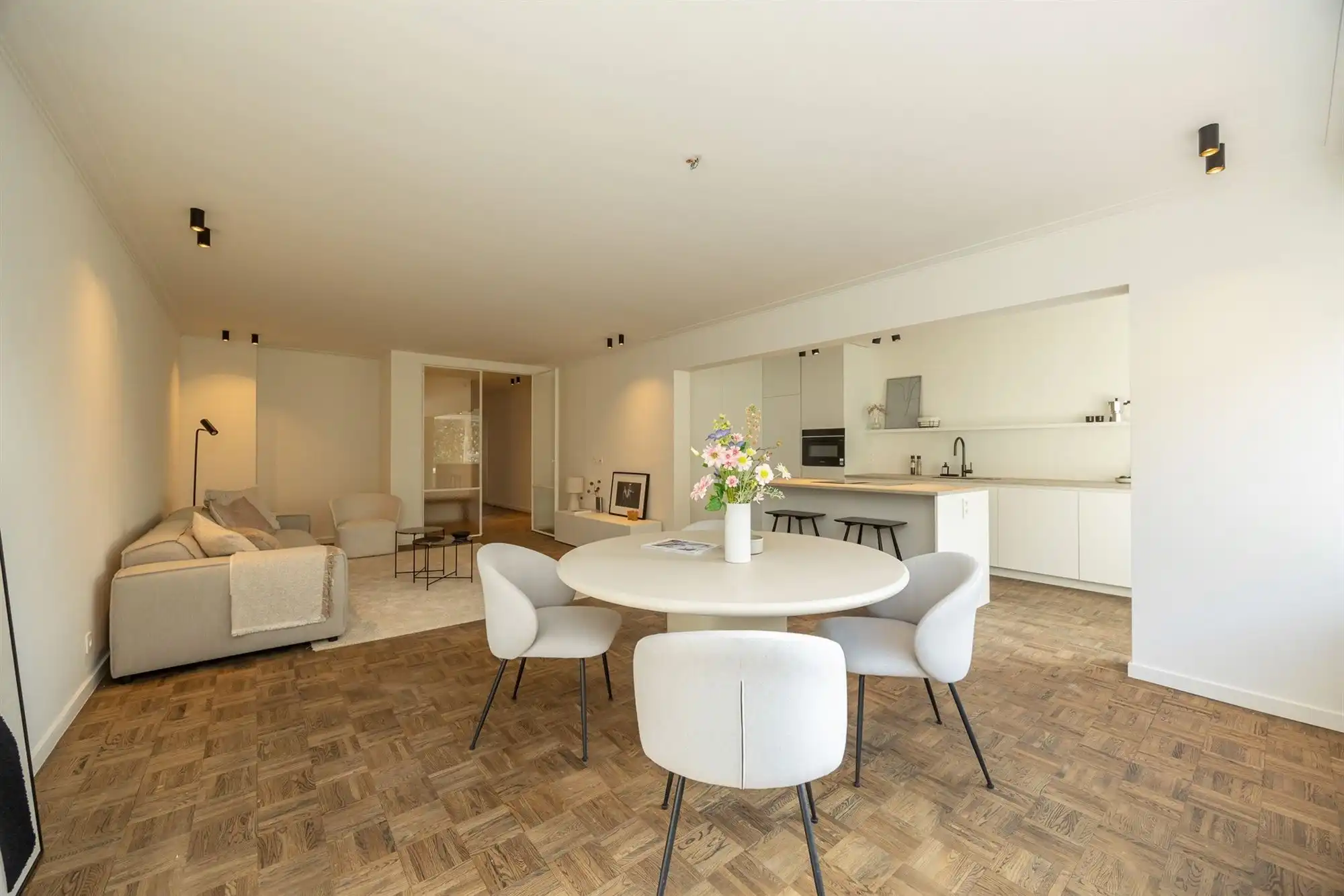 Gerenoveerd appartement met drie slaapkamers en terras foto 6